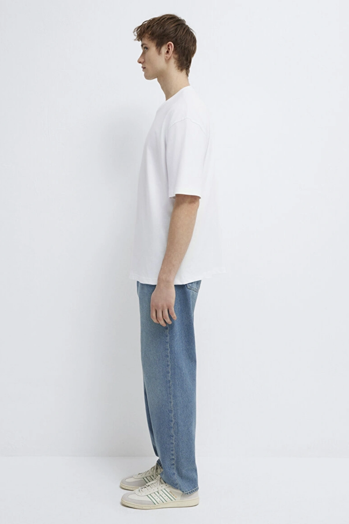 Mavi Nakışlı Beyaz Tişört