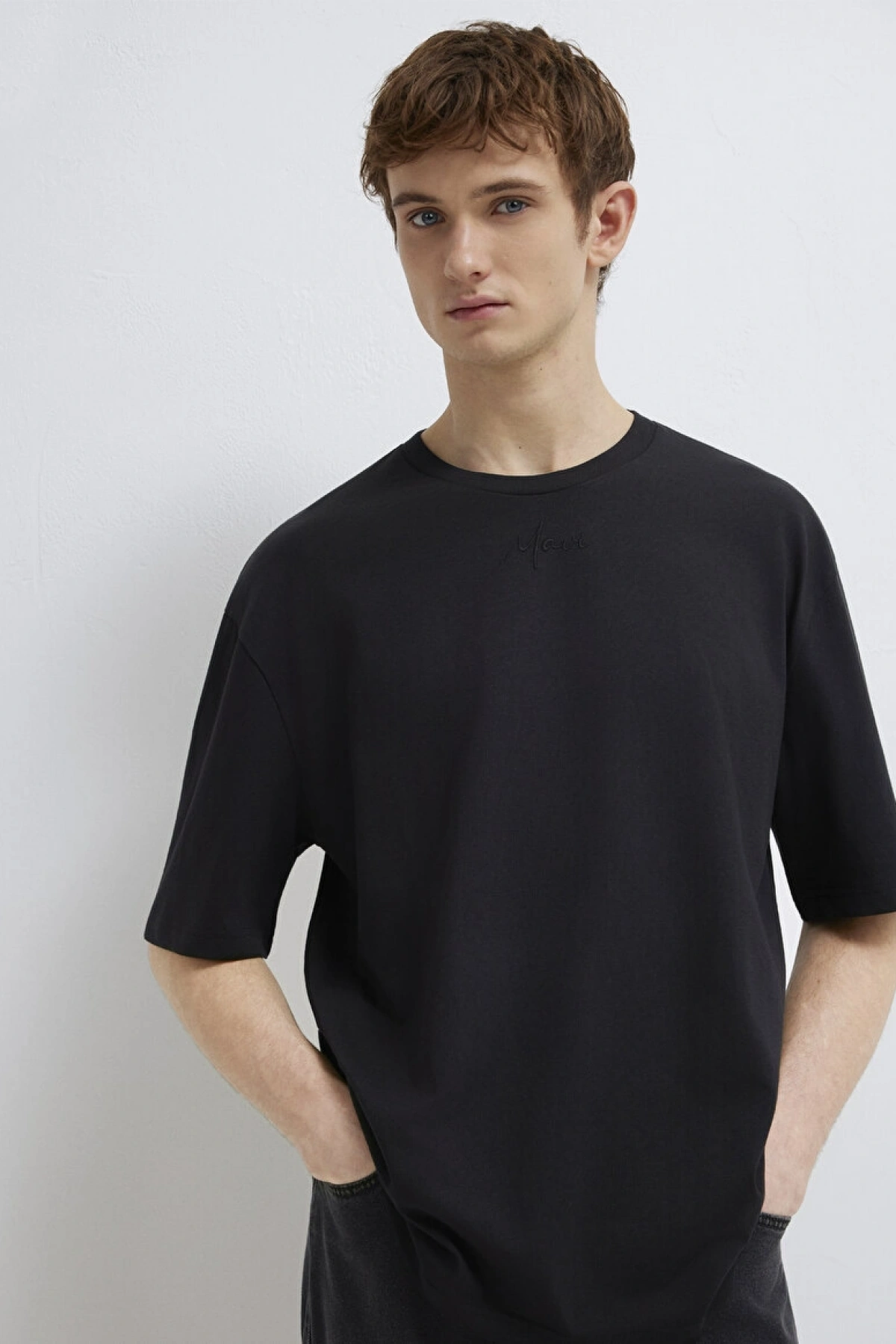 Mavi Nakışlı Siyah Tişört