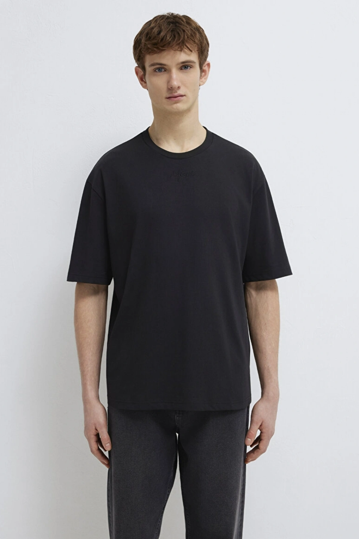 Mavi Nakışlı Siyah Tişört