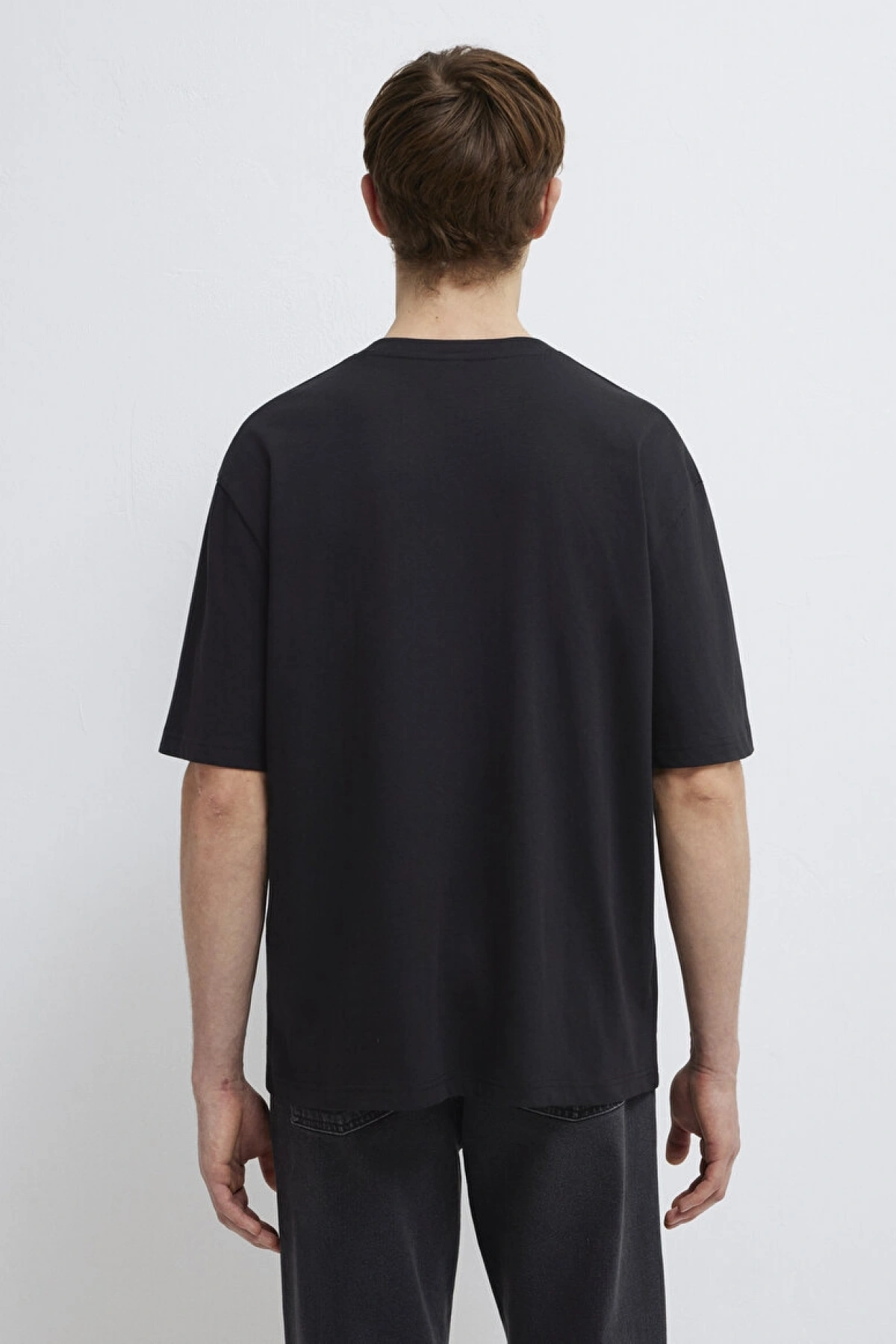 Mavi Nakışlı Siyah Tişört