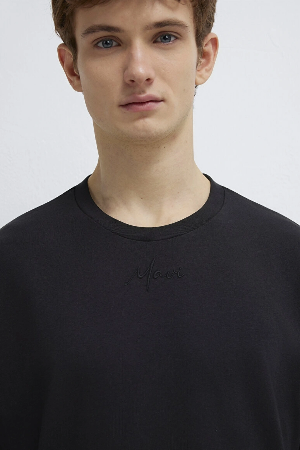 Mavi Nakışlı Siyah Tişört