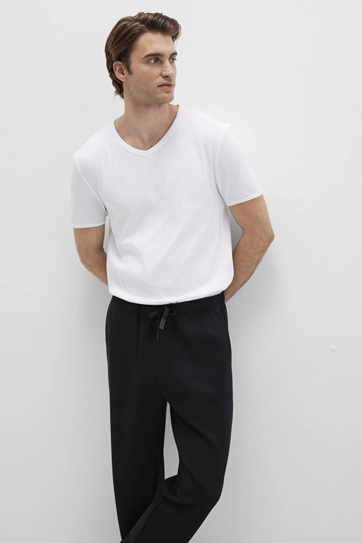 Ribana Detaylı V Yaka Beyaz Tişört