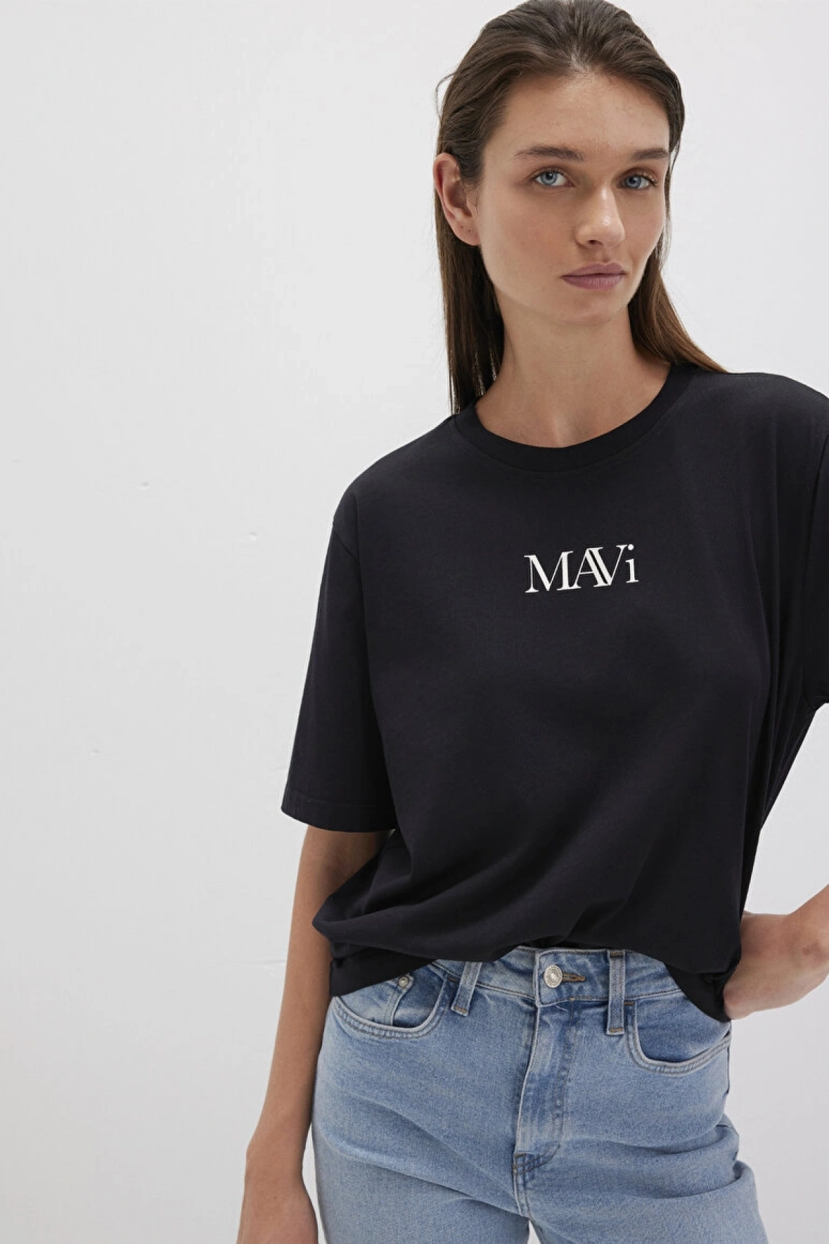 Mavi Logo Baskılı Siyah Tişört