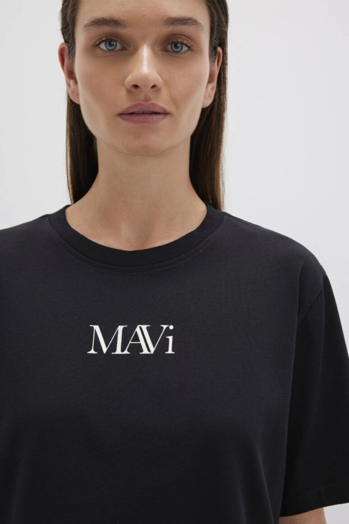 Mavi Logo Baskılı Siyah Tişört