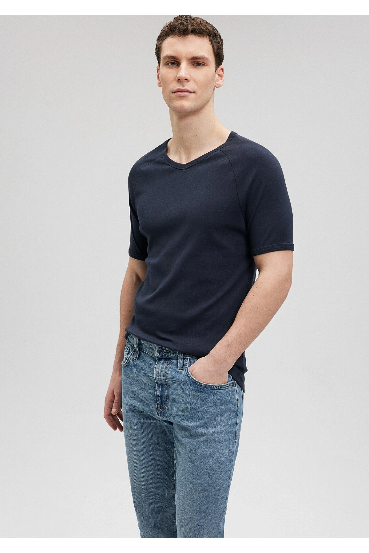 Mavi Ribana Detaylı V Yaka Lacivert Tişört Fitted / Vücuda Oturan Kesim