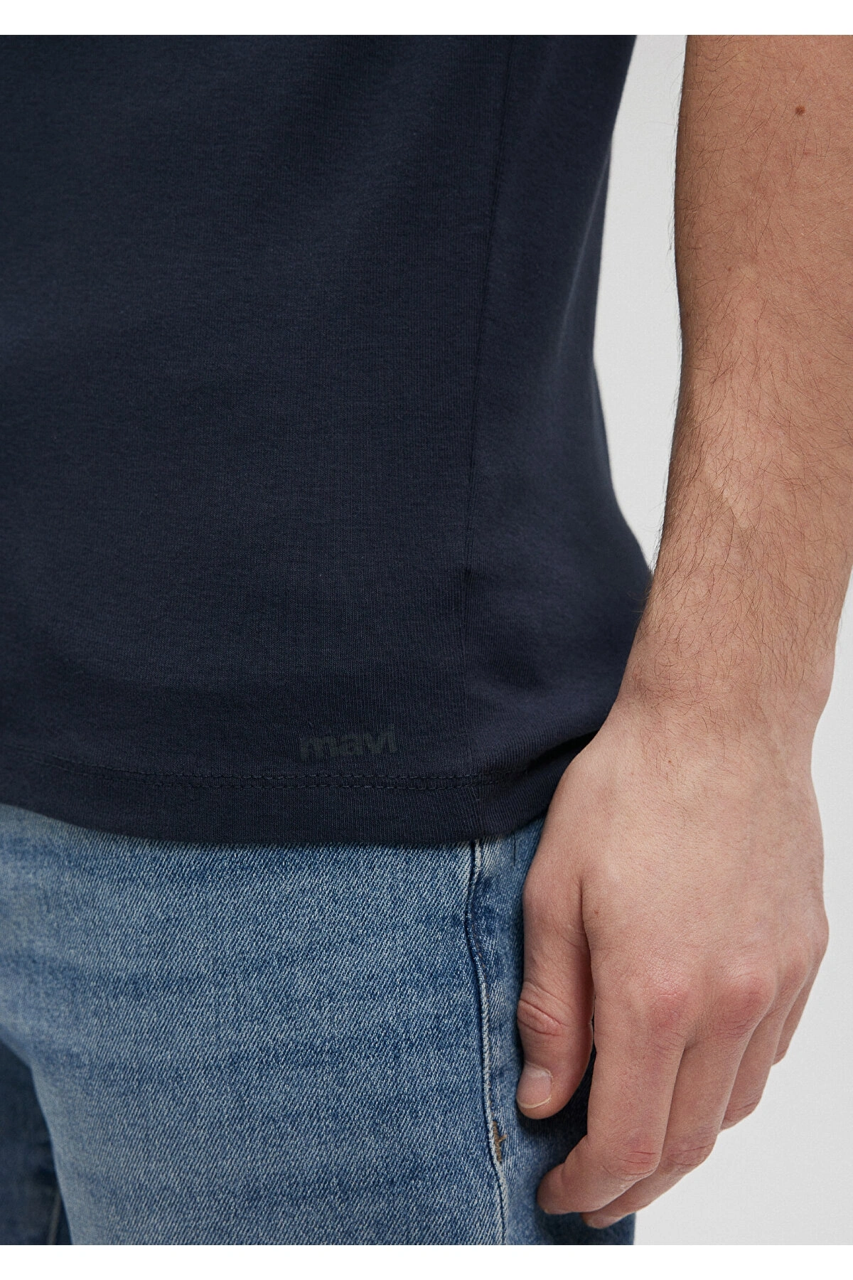 Mavi Ribana Detaylı V Yaka Lacivert Tişört Fitted / Vücuda Oturan Kesim