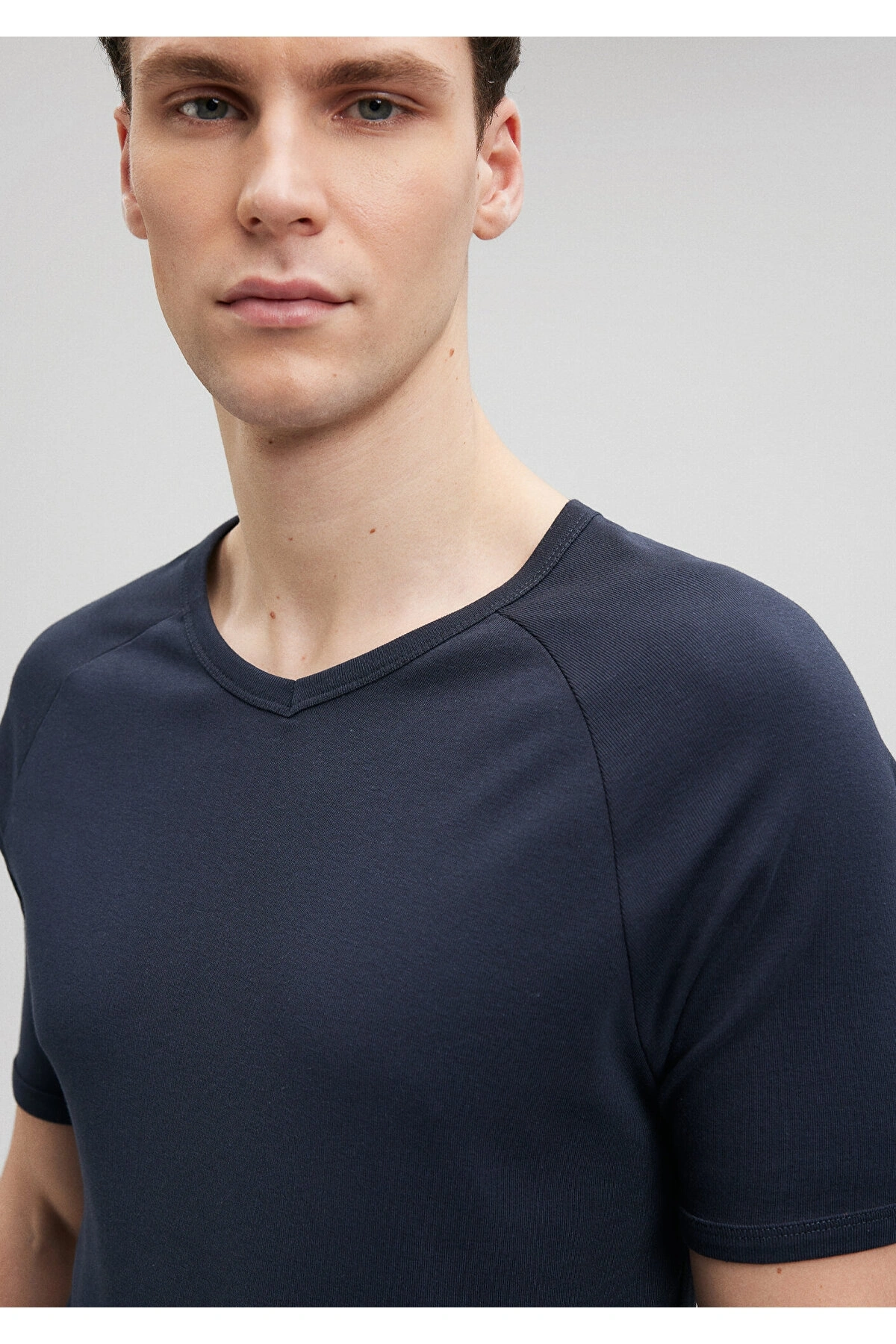 Mavi Ribana Detaylı V Yaka Lacivert Tişört Fitted / Vücuda Oturan Kesim