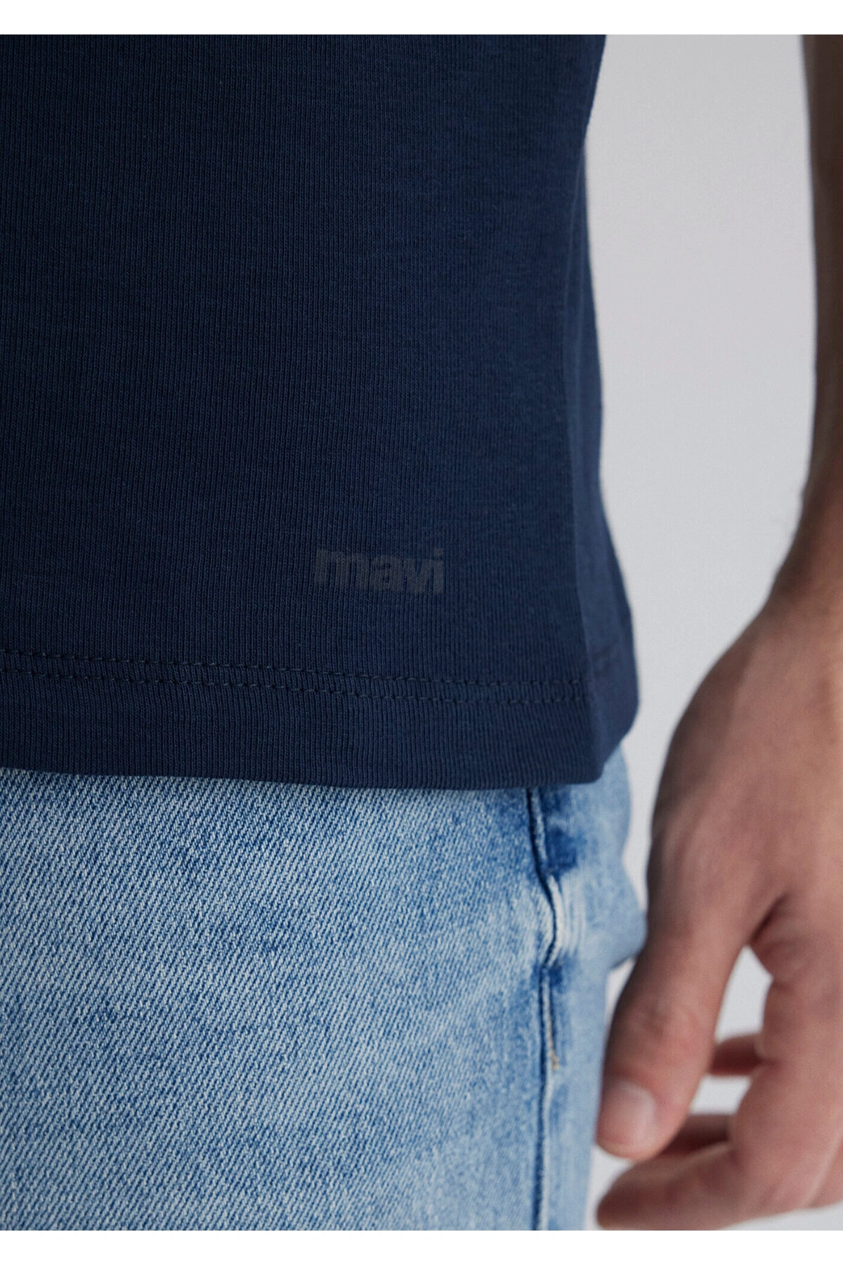 Mavi Ribana Detaylı V Yaka Lacivert Tişört Fitted / Vücuda Oturan Kesim