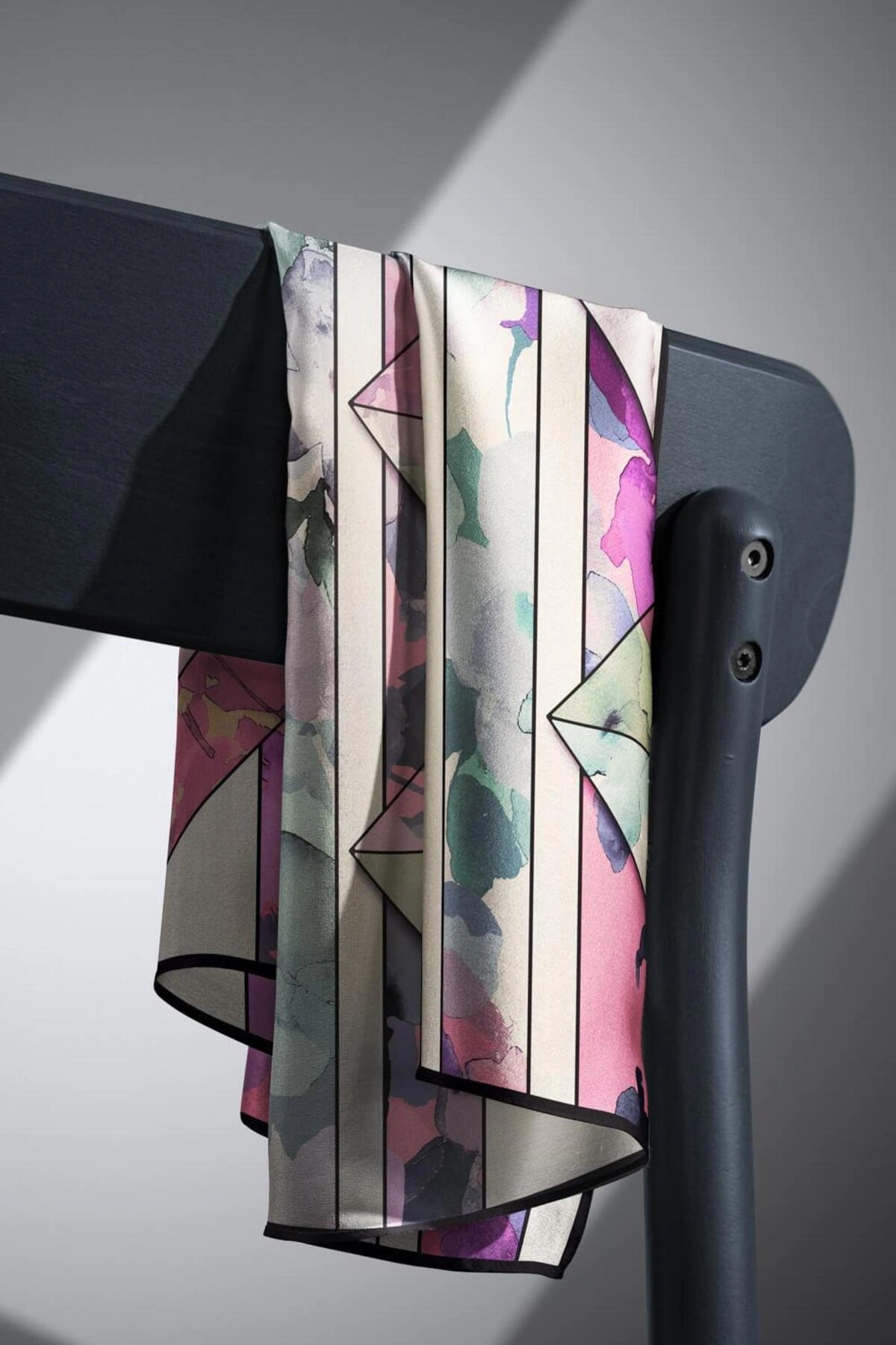 Vissona %100 Twill İpek Bahar Çiçekleri Desenli Lila - Su Yeşili Renkli 90x90 Eşarp Kenar Dikiş Şekli El Dik