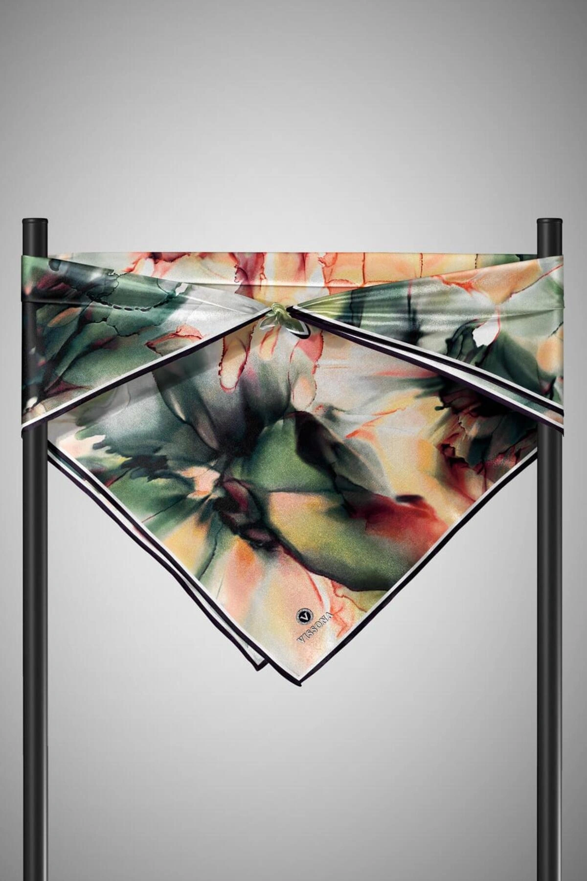 Vissona %100 Twill İpek Batik Çiçek Desenli Zümrüt Yeşili - Hardal Renkli 90x90 Eşarp Kenar Dikiş Şekli