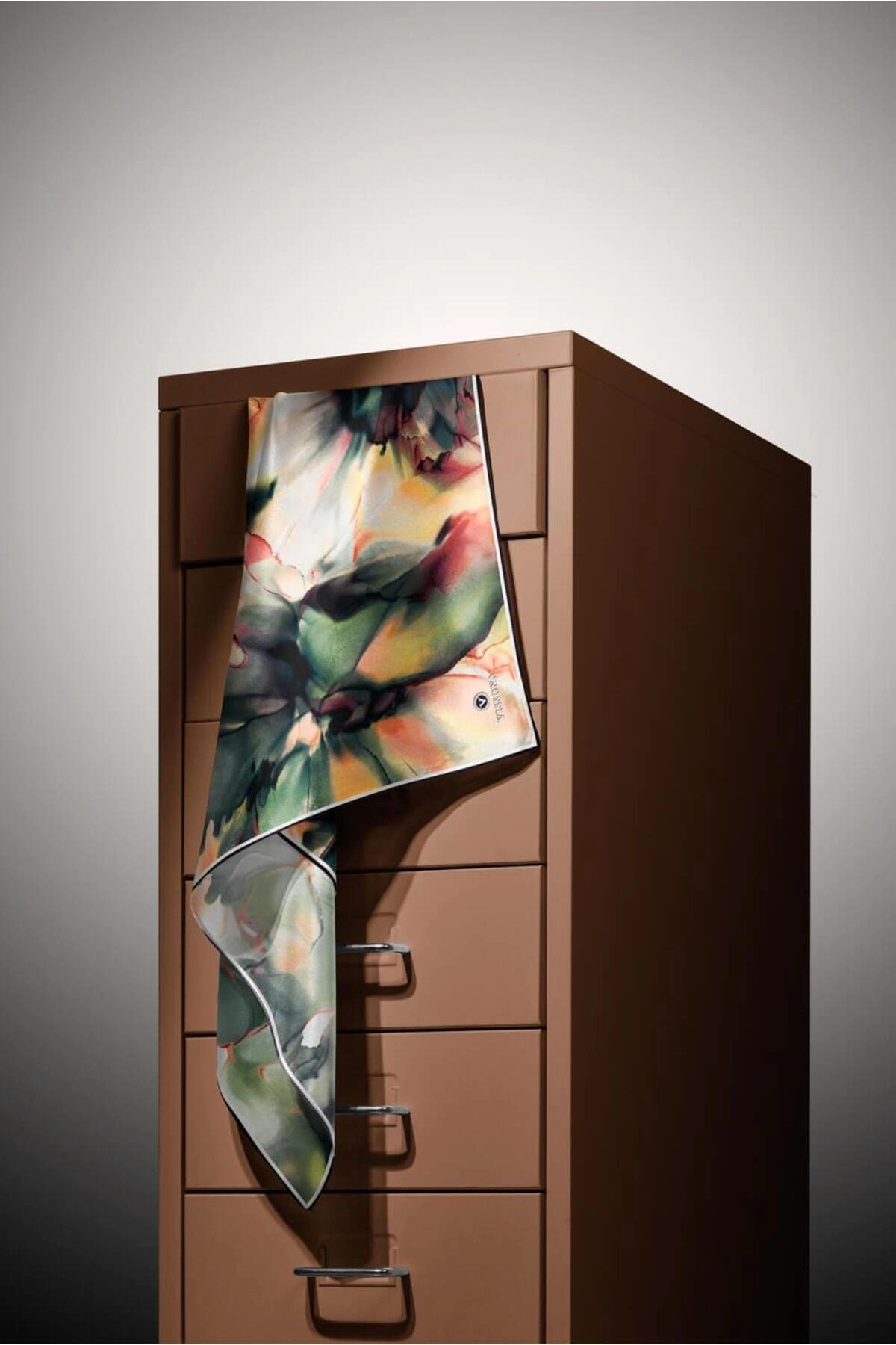 Vissona %100 Twill İpek Batik Çiçek Desenli Zümrüt Yeşili - Hardal Renkli 90x90 Eşarp Kenar Dikiş Şekli