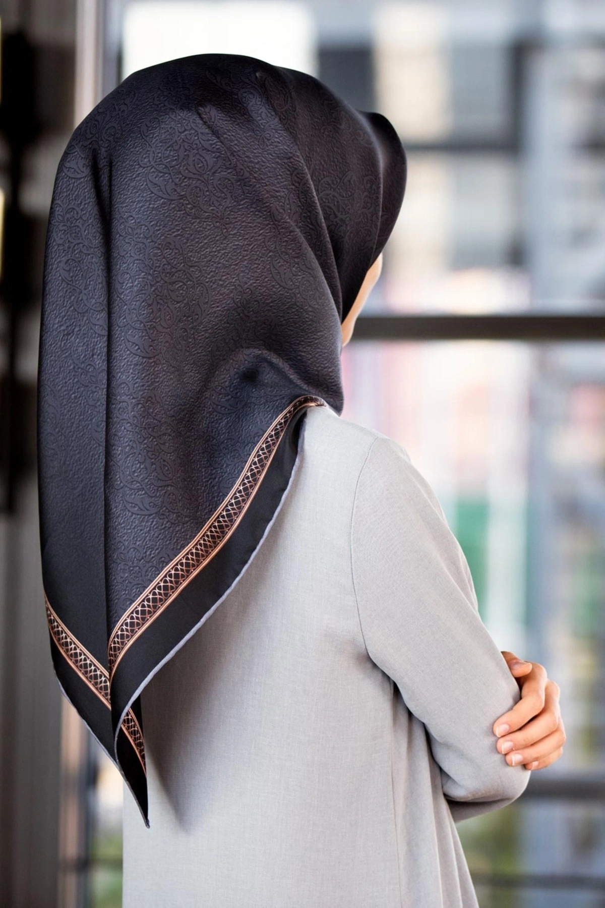 %100 Twill Barok Desenli Siyah Renkli 90x90 Eşarp Dikim Şekli: El Dikişi