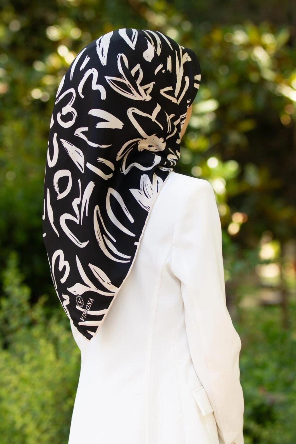 Vissona %100 Twill İpek Büyük Çiçek Desenli Siyah - Krem Renkli 90x90 Eşarp Dikim Şekli : El Dikişi