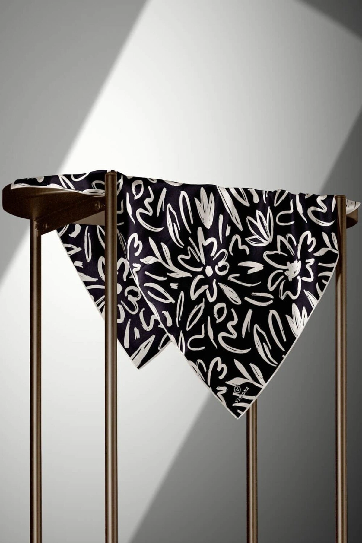 Vissona %100 Twill İpek Büyük Çiçek Desenli Siyah - Krem Renkli 90x90 Eşarp Dikim Şekli : El Dikişi