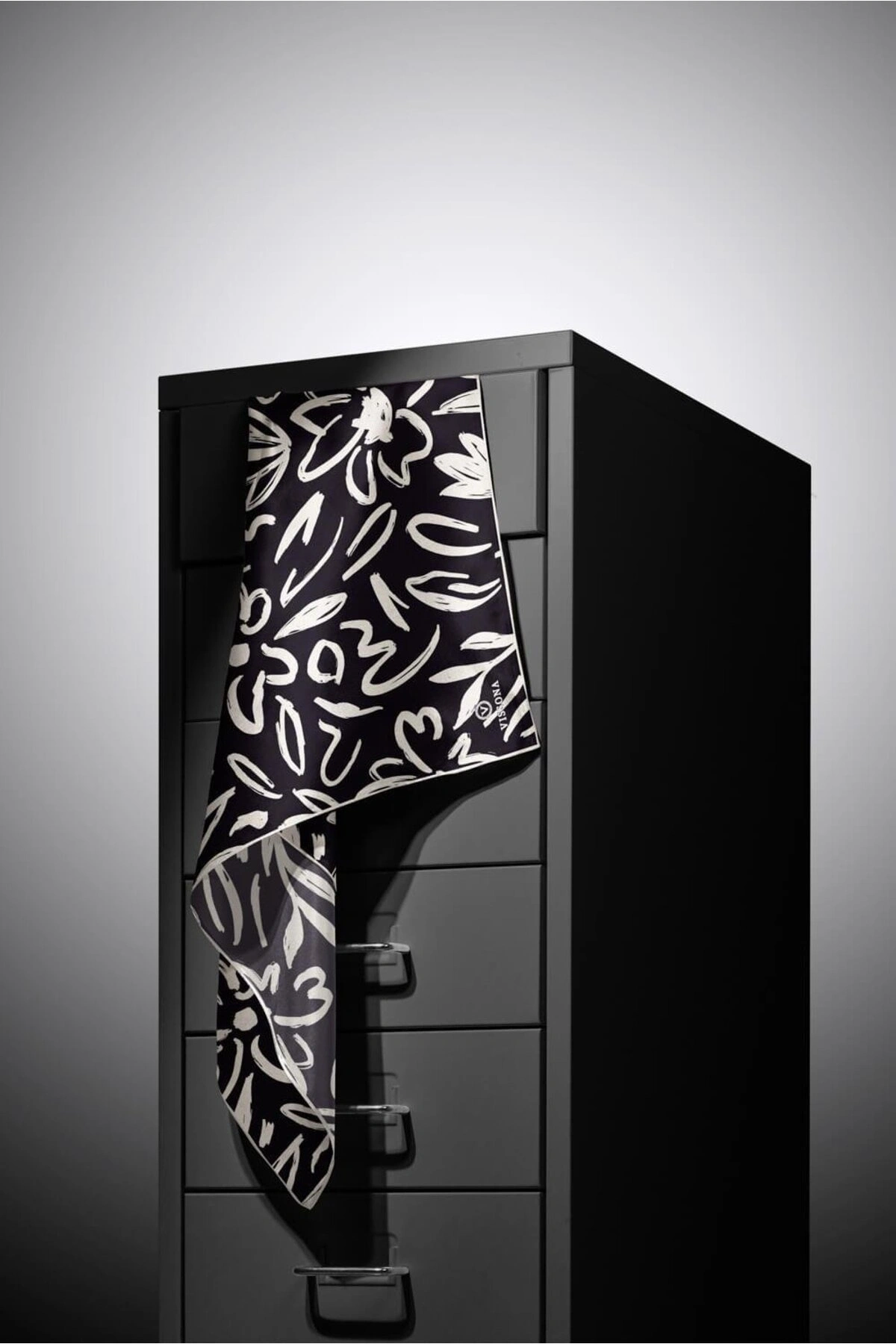 Vissona %100 Twill İpek Büyük Çiçek Desenli Siyah - Krem Renkli 90x90 Eşarp Dikim Şekli : El Dikişi