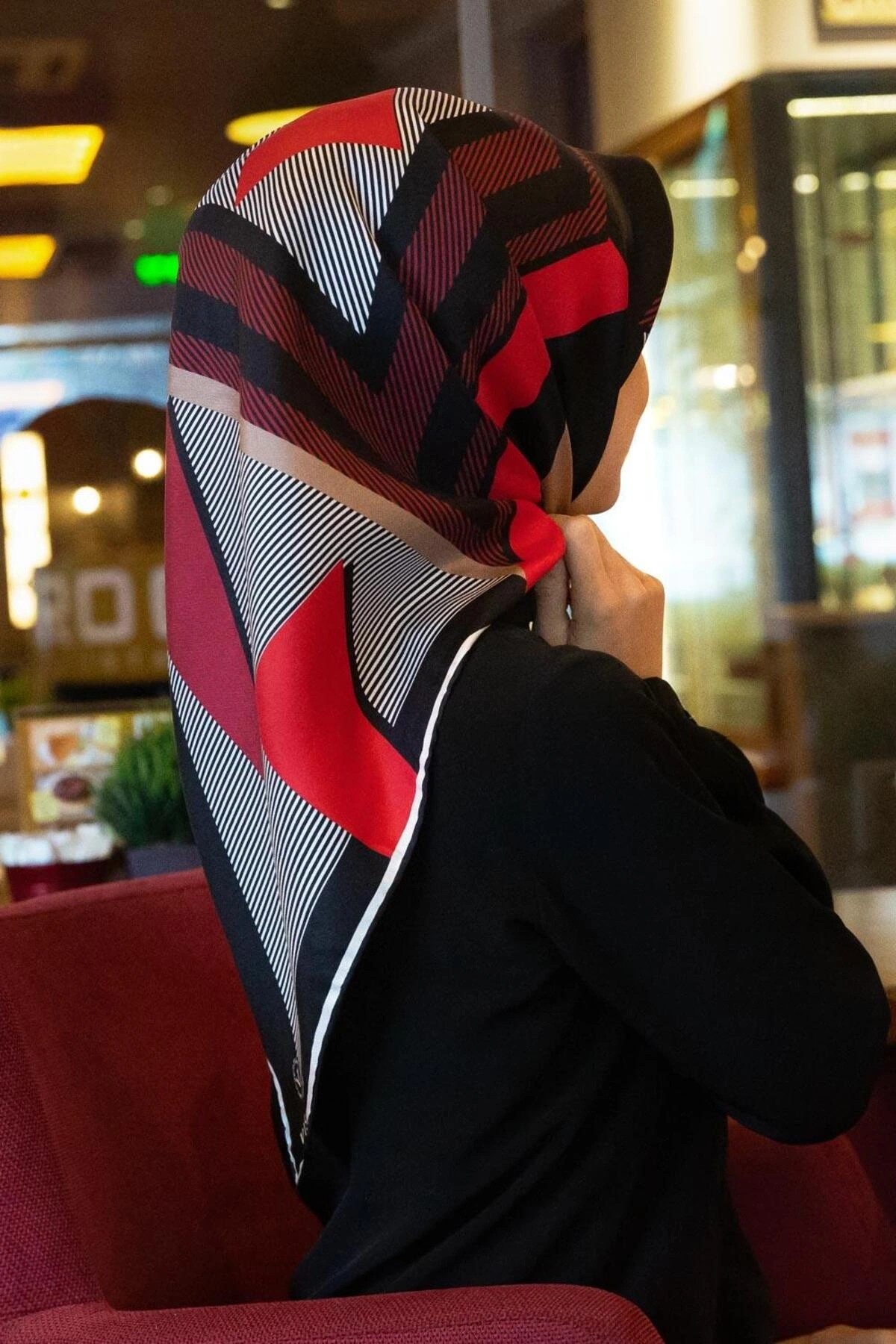 Vissona %100 Twill İpek Geometrik Desenli Bordo - Siyah Renkli 90x90 Eşarp Dikim Şekli : El Dikişi