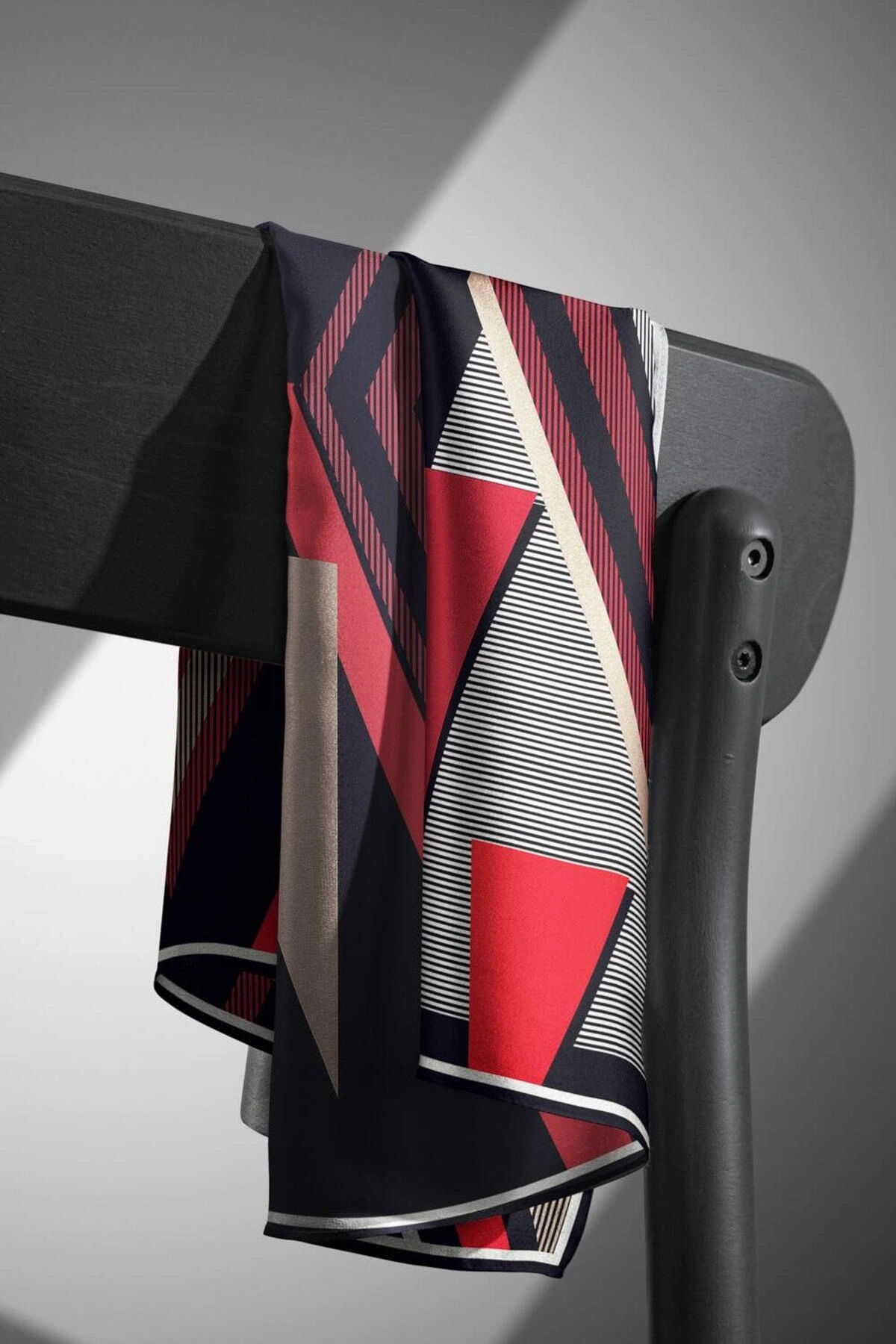 Vissona %100 Twill İpek Geometrik Desenli Bordo - Siyah Renkli 90x90 Eşarp Dikim Şekli : El Dikişi