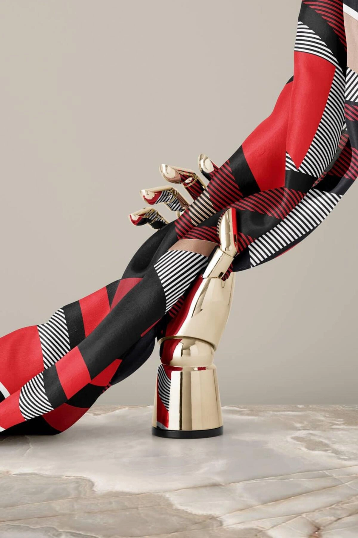 Vissona %100 Twill İpek Geometrik Desenli Bordo - Siyah Renkli 90x90 Eşarp Dikim Şekli : El Dikişi