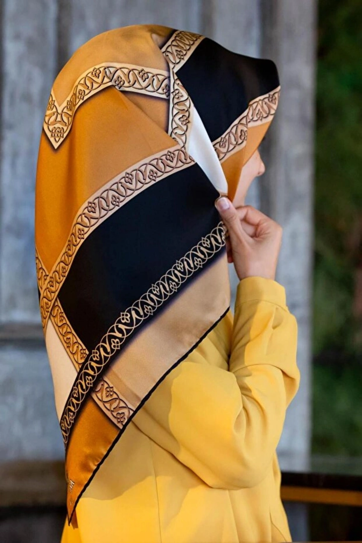 Vissona %100 Twill İpek Geometrik Desenli Gold - Siyah Renkli 90x90 Eşarp Dikim Şekli : El Dikişi