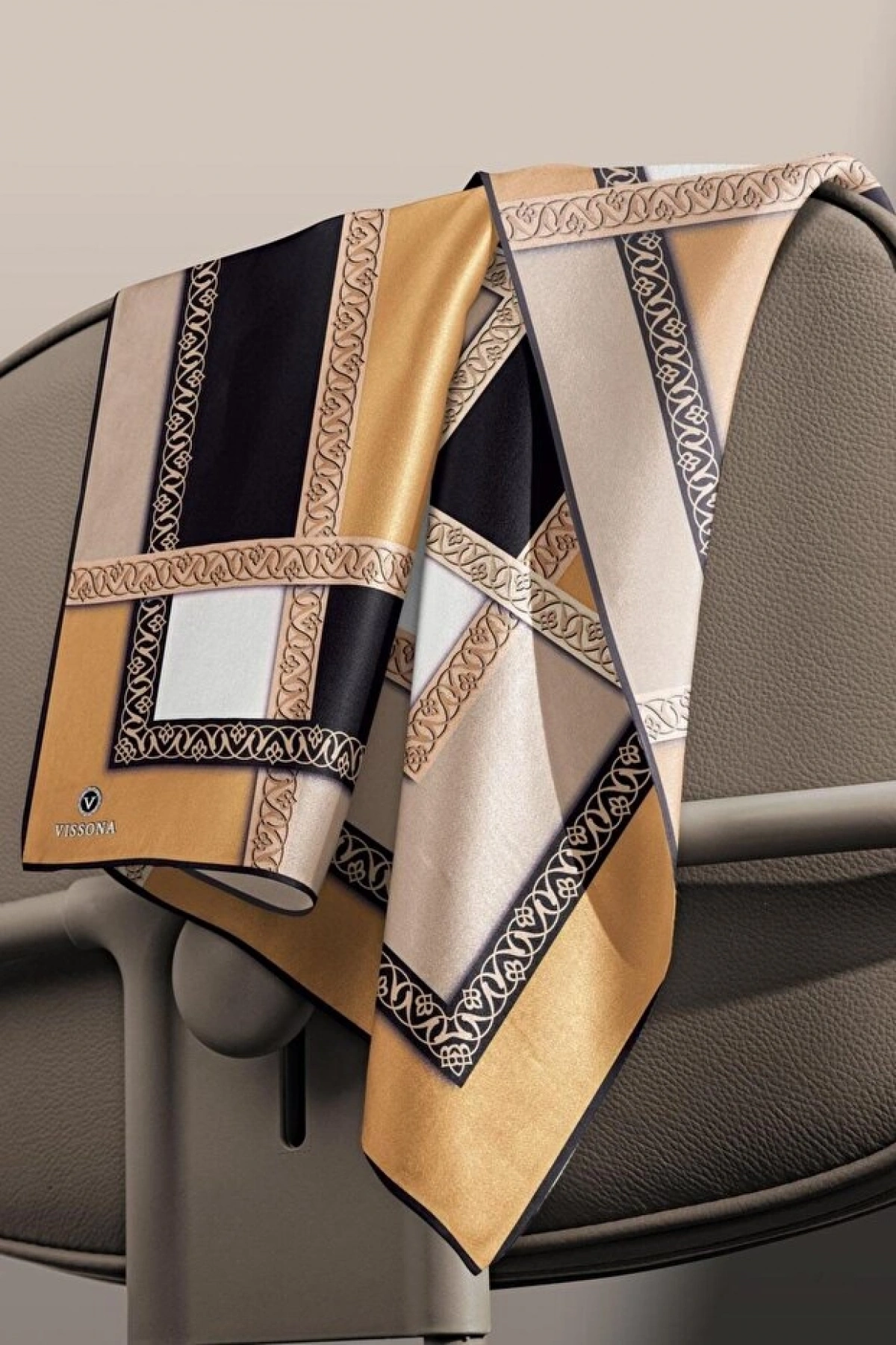 Vissona %100 Twill İpek Geometrik Desenli Gold - Siyah Renkli 90x90 Eşarp Dikim Şekli : El Dikişi
