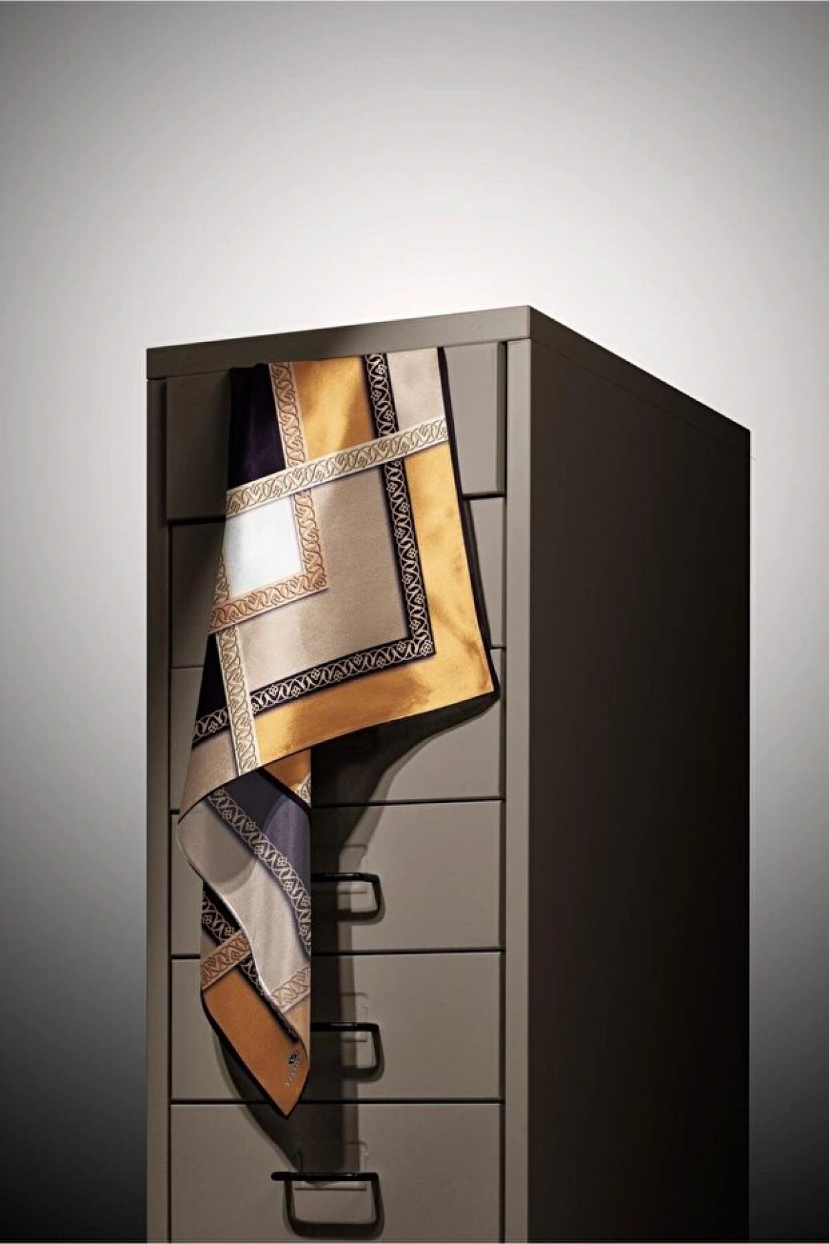 Vissona %100 Twill İpek Geometrik Desenli Gold - Siyah Renkli 90x90 Eşarp Dikim Şekli : El Dikişi