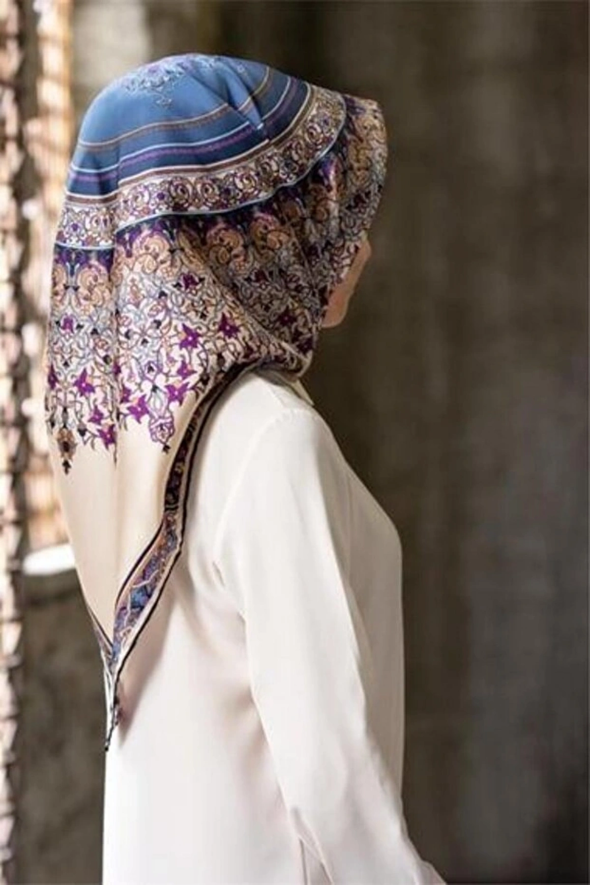 Vissona %100 Twill İpek Şal Desenli İndigo Renkli 90x90 Eşarp Dikim Şekli : El Dikişi