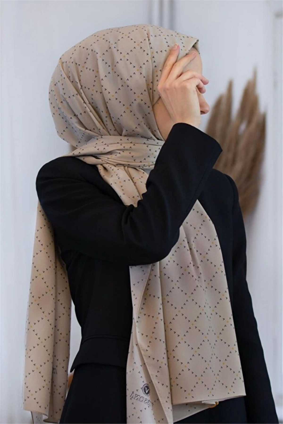 Vissona LÜKS MEDİNE İPEĞİ V DESENLİ BEJ RENKLİ 75X195 KIRIŞMAZ ŞAL MOSS KREP DİKİŞ TİPİ İTALYAN DİKİŞLİ