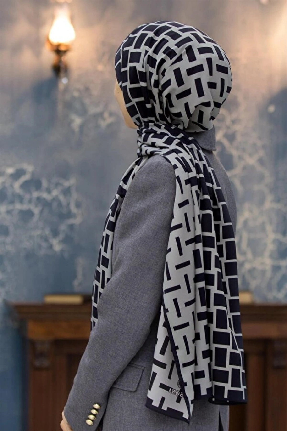 Vissona LÜKS MEDİNE İPEĞİ KARELİ DESENLİ GRİ RENKLİ 75X195 KIRIŞMAZ ŞAL MOSS KREP DİKİŞ TİPİ İTALYAN DİKİŞL