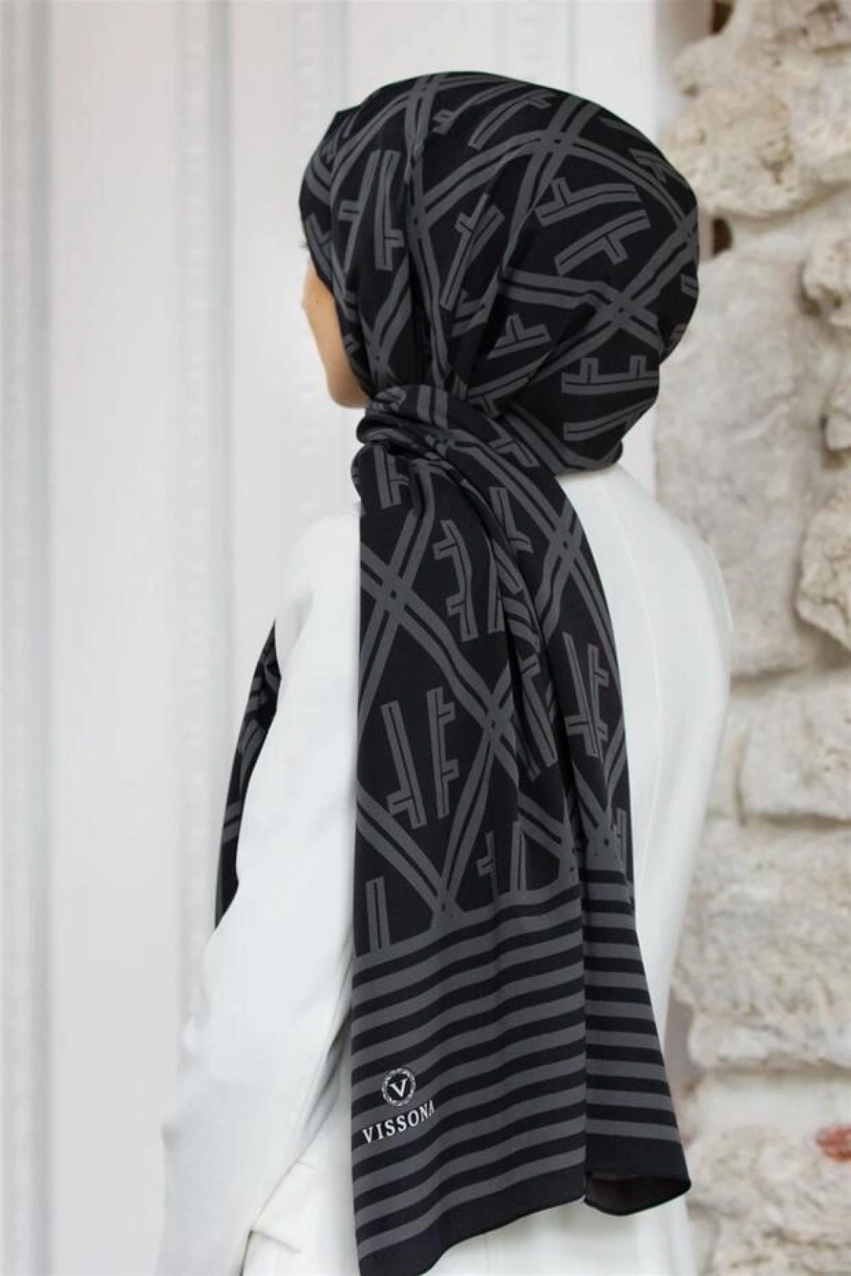 Vissona LÜKS MEDİNE MONOGRAM DESENLİ SİYAH - GRİ RENKLİ 75X195 KIRIŞMAZ ŞAL MOSS KREP DİKİŞ TİPİ İTALYAN