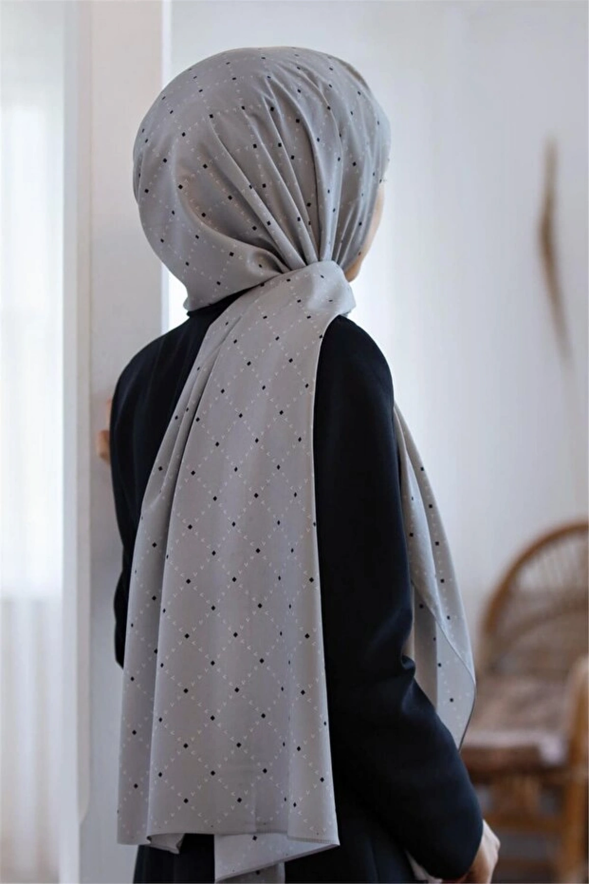 Vissona LÜKS MEDİNE İPEĞİ V DESENLİ GRİ RENKLİ 75X195 KIRIŞMAZ ŞAL MOSS KREP DİKİŞ TİPİ İTALYAN DİKİŞLİ