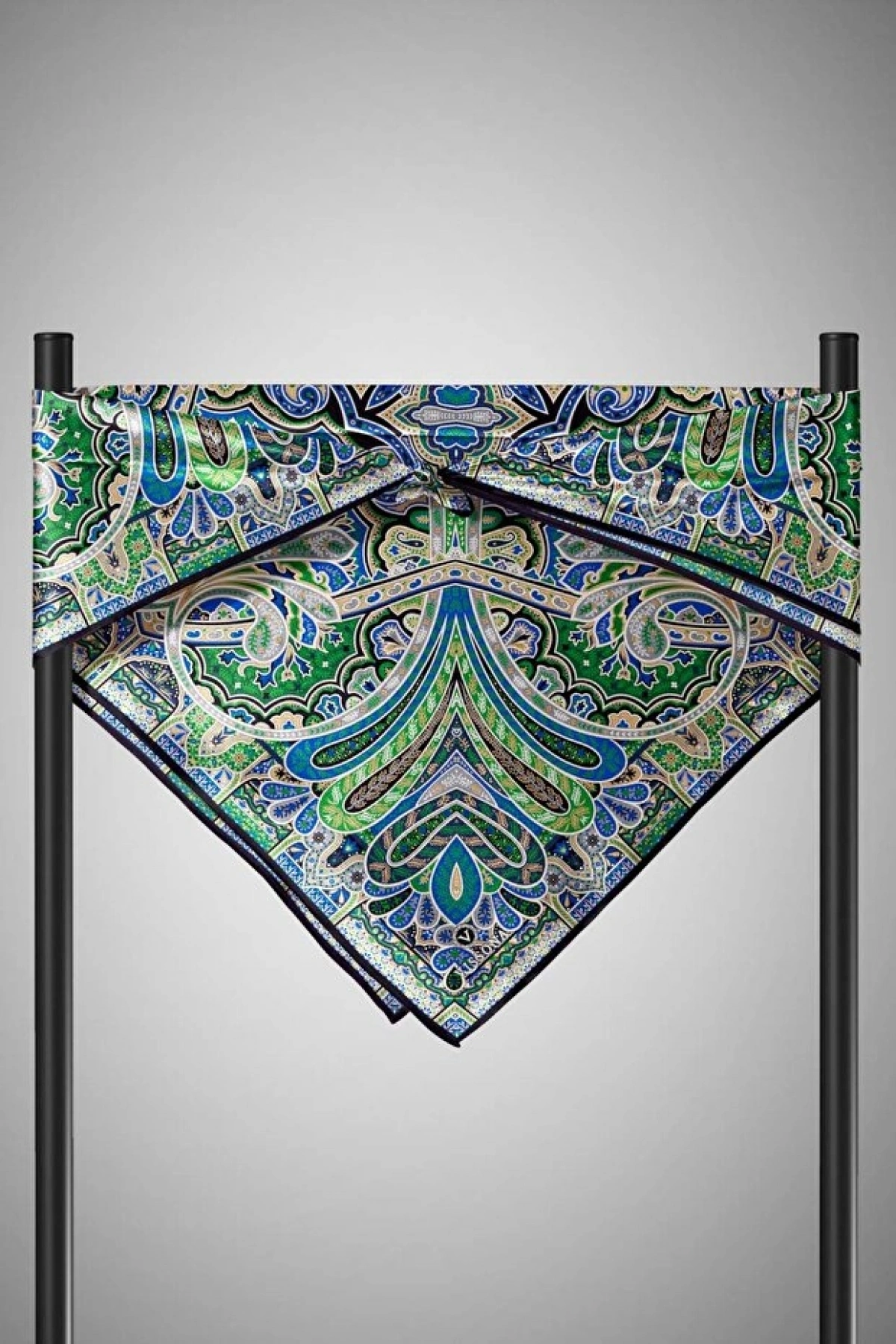 Vissona 100% Twill İpek Etnik Desenli Saks - Zümrüt Yeşili Renkli 90x90 Dikim Şekli : El Dikişi Eşarp