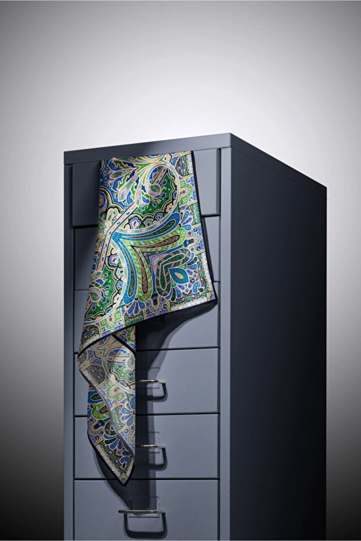 Vissona 100% Twill İpek Etnik Desenli Saks - Zümrüt Yeşili Renkli 90x90 Dikim Şekli : El Dikişi Eşarp