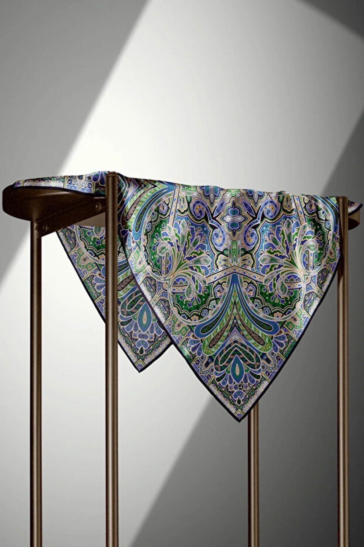 Vissona 100% Twill İpek Etnik Desenli Saks - Zümrüt Yeşili Renkli 90x90 Dikim Şekli : El Dikişi Eşarp