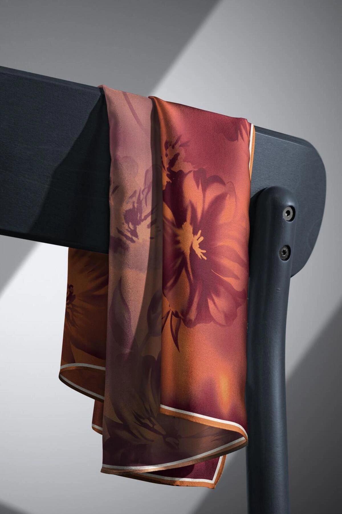 issona 100% Twill İpek Çiçek Desenli Taba Renkli 90x90 Dikim Şekli : El Dikişi Eşarp