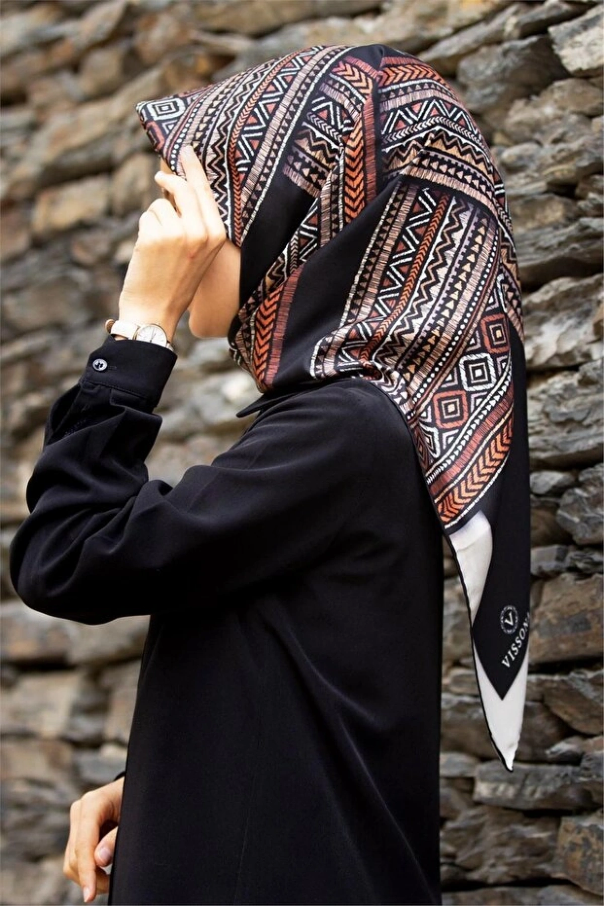 Vissona %100 Twill İpek Etnik Desenli Siyah - Taba Renkli 90x90 Eşarp Dikim Şekli : El Dikişi