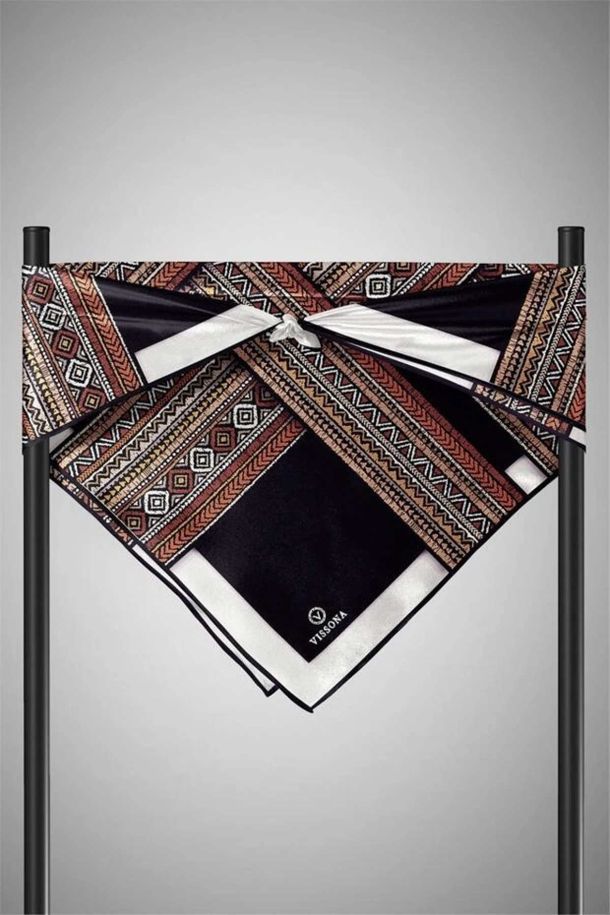 Vissona %100 Twill İpek Etnik Desenli Siyah - Taba Renkli 90x90 Eşarp Dikim Şekli : El Dikişi