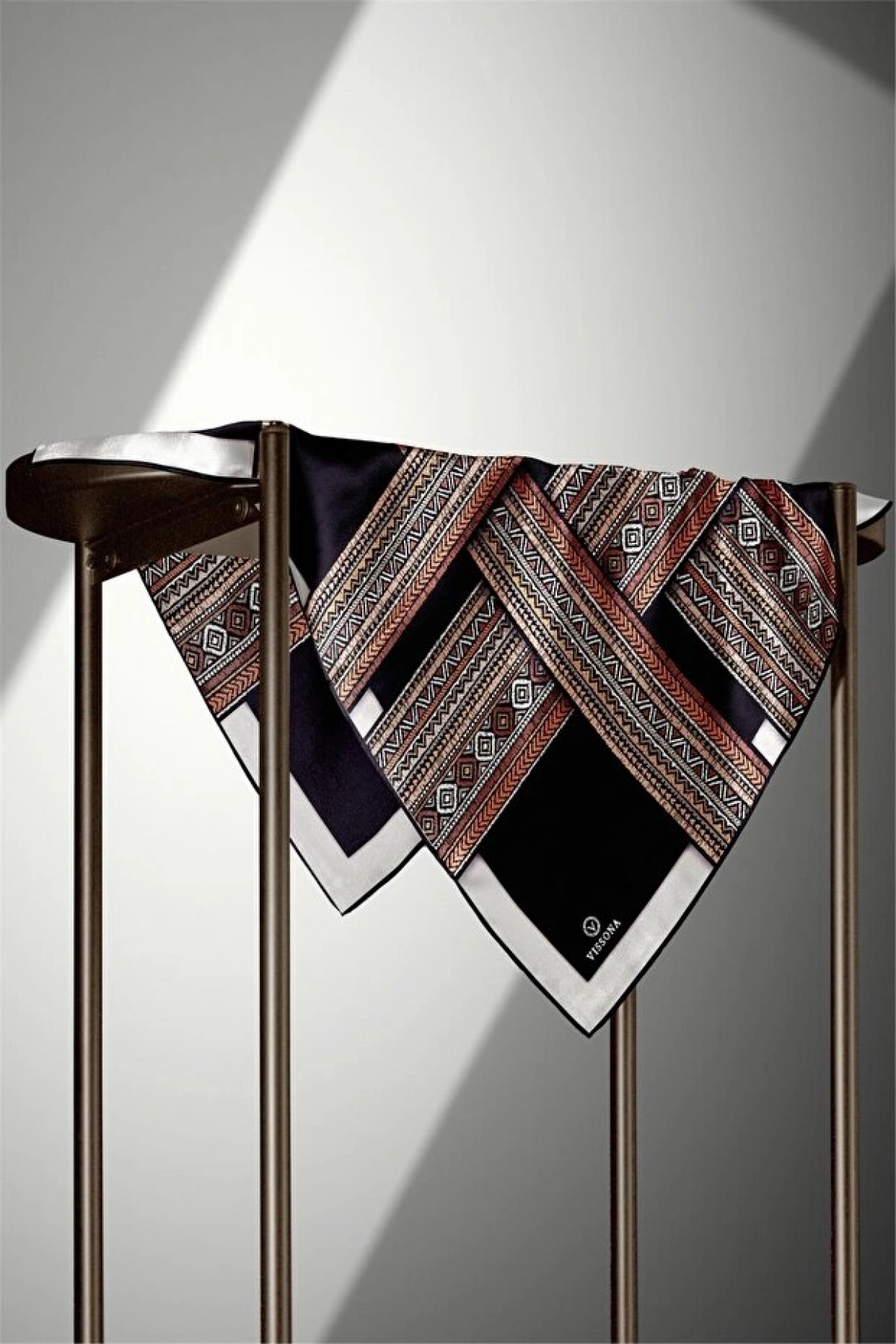 Vissona %100 Twill İpek Etnik Desenli Siyah - Taba Renkli 90x90 Eşarp Dikim Şekli : El Dikişi