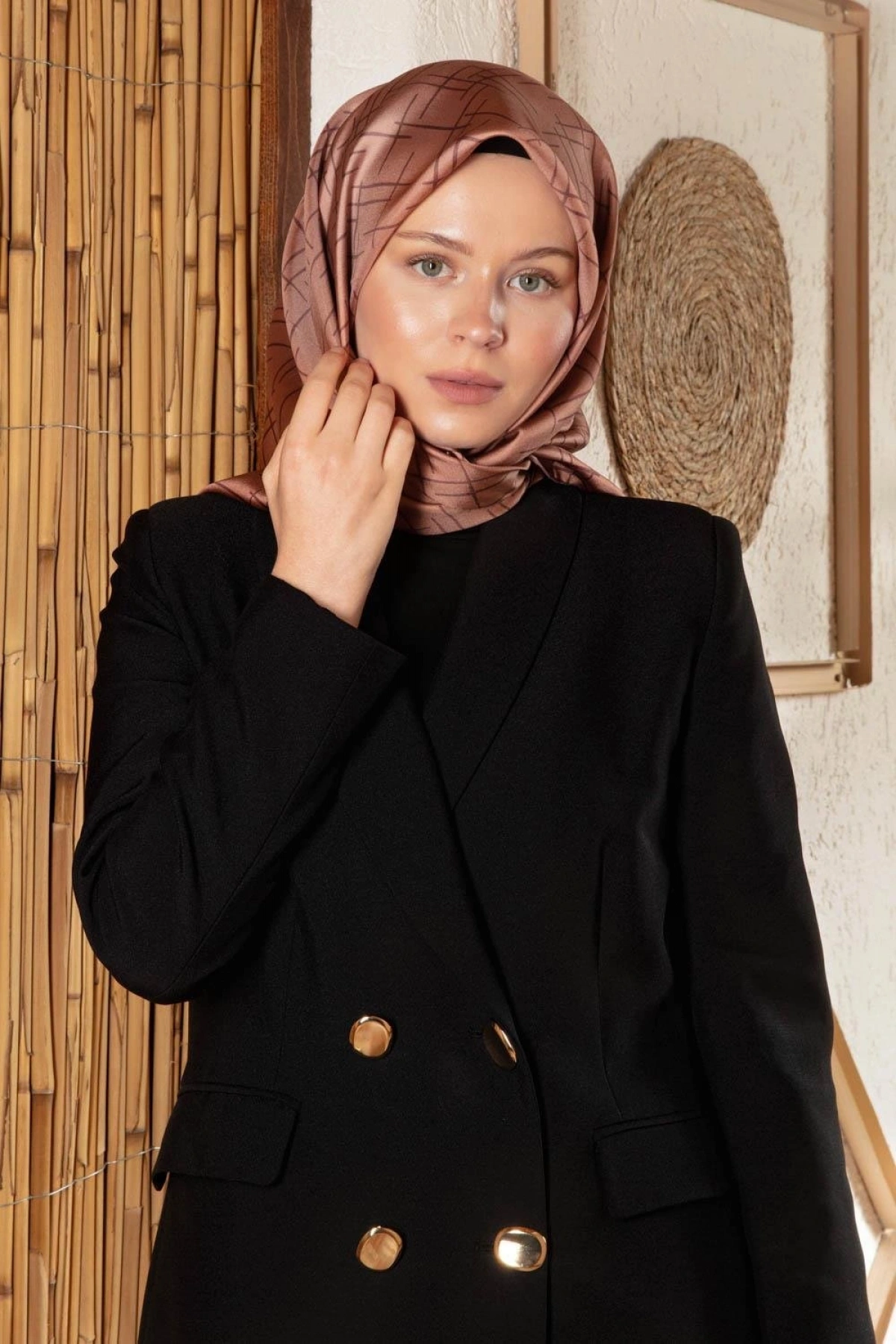 VİSSONA %100 Twill İpek Çizgi Desenli Soğan Kabuğu Renkli 90x90 Eşarp Dikim Şekli : El Dikişi