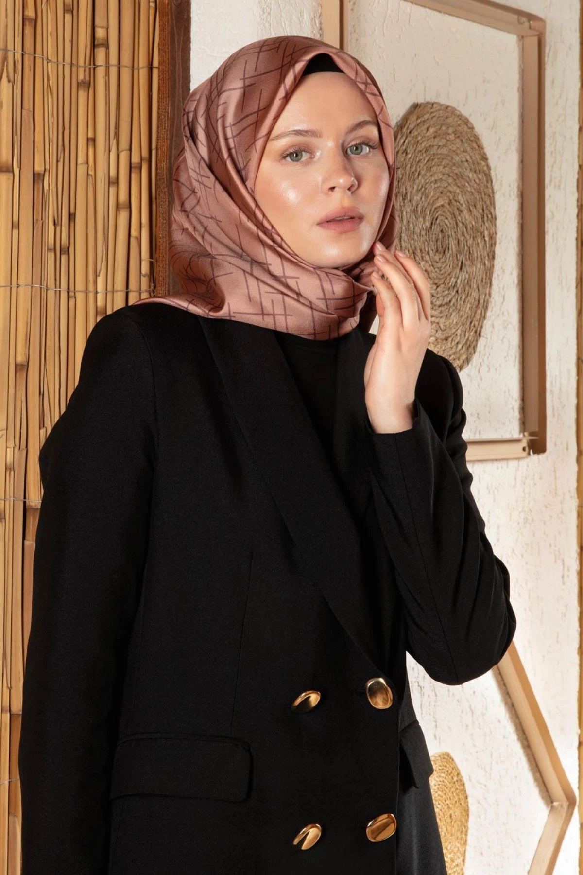 VİSSONA %100 Twill İpek Çizgi Desenli Soğan Kabuğu Renkli 90x90 Eşarp Dikim Şekli : El Dikişi