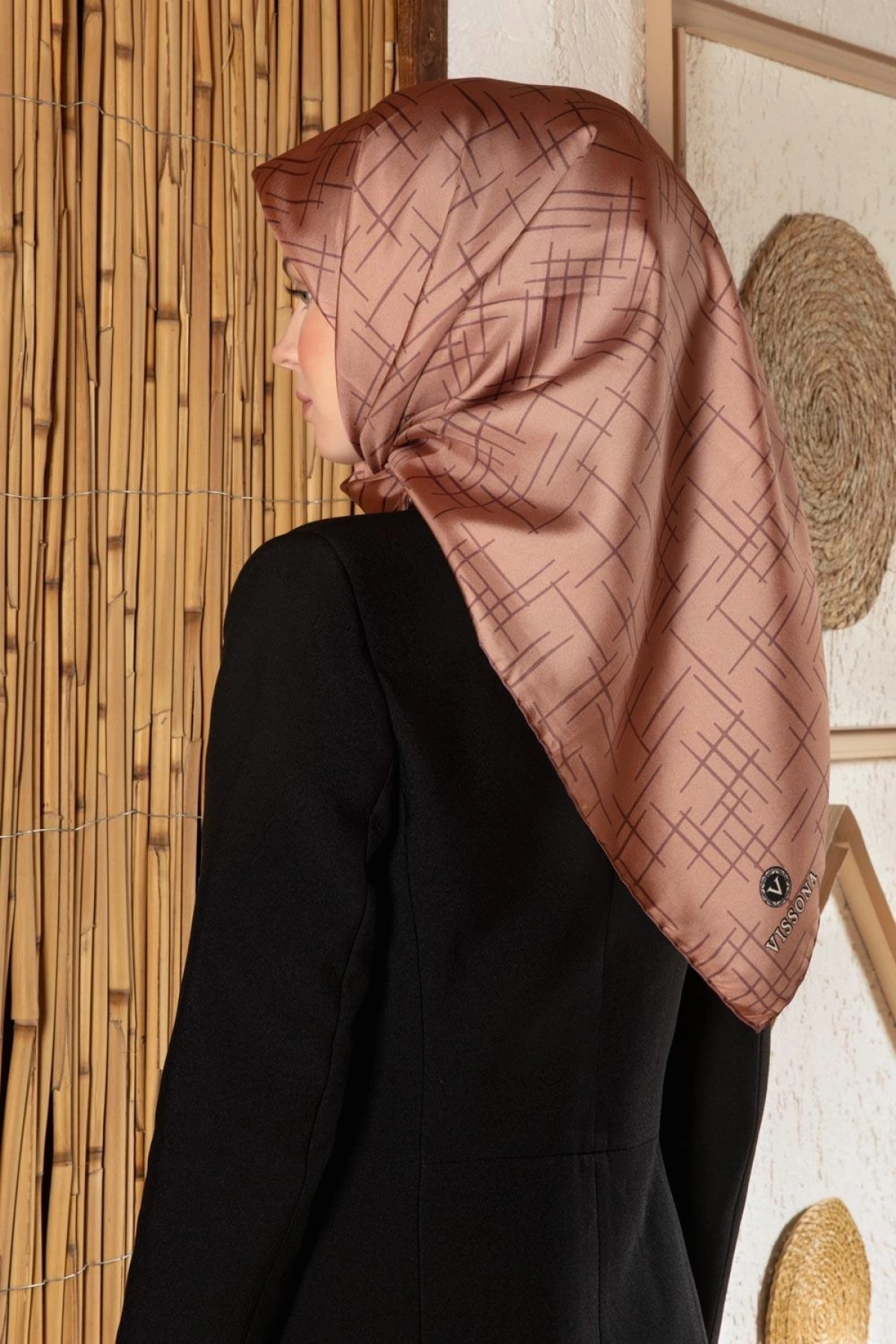 VİSSONA %100 Twill İpek Çizgi Desenli Soğan Kabuğu Renkli 90x90 Eşarp Dikim Şekli : El Dikişi