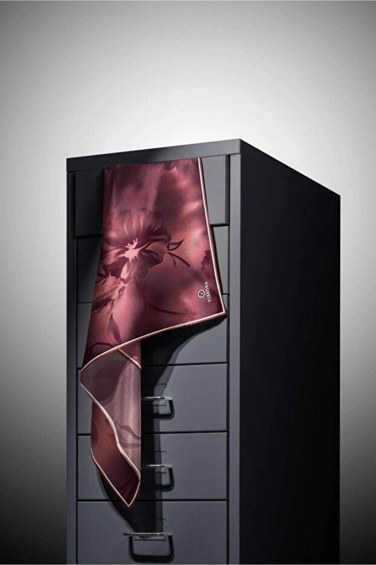 Vissona 100% Twill İpek Çiçek Desenli Gül Kurusu Renkli 90x90 Dikim Şekli : El Dikişi Eşarp