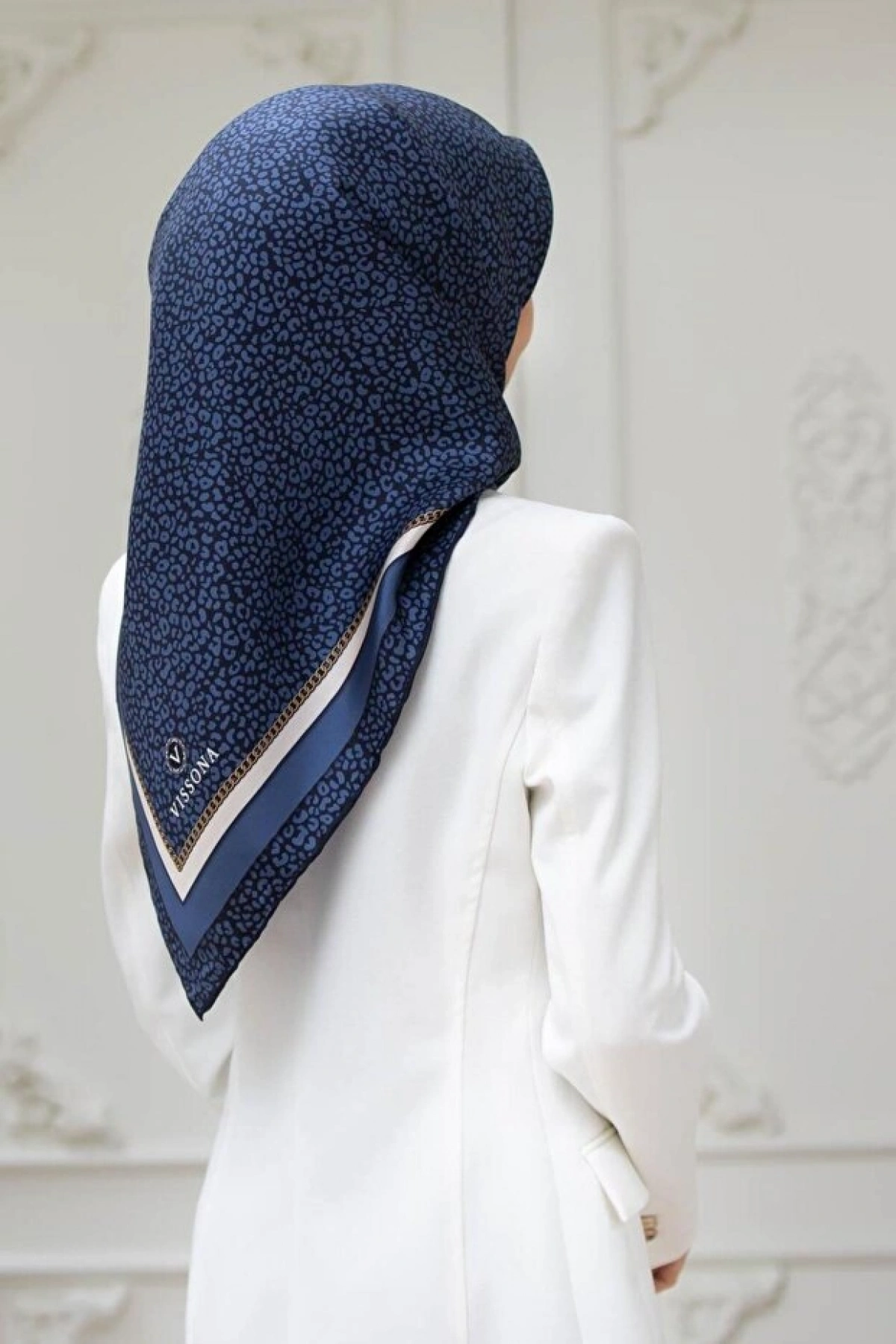 Vissona %100 Twill İpek Leopar Desenli Lacivert - İndigo Renkli 90x90 Eşarp Dikim Şekli : El Dikişi