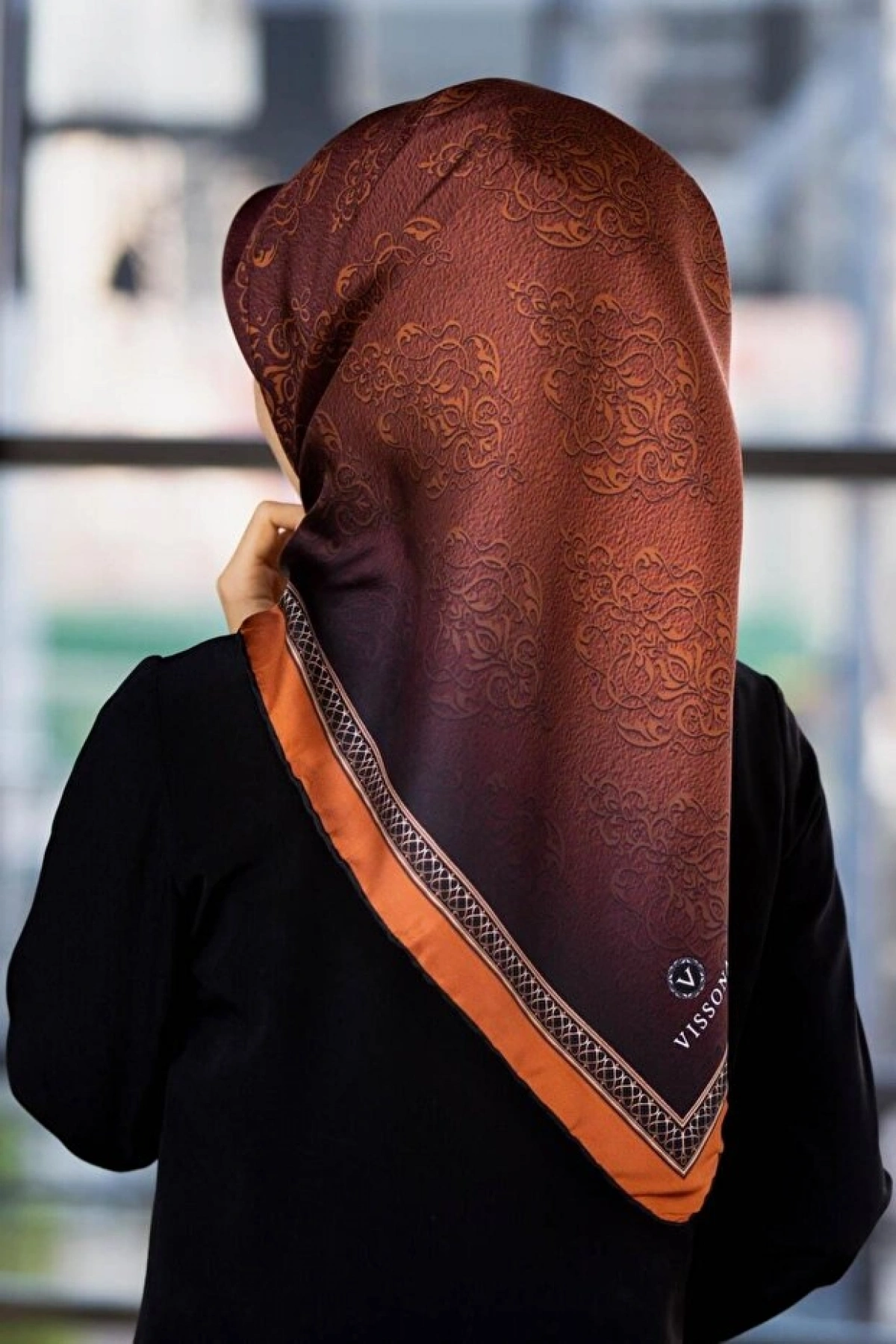 Vissona %100 Twill Barok Desenli Taba Renkli 90x90 Eşarp Dikim Şekli: El Dikişi