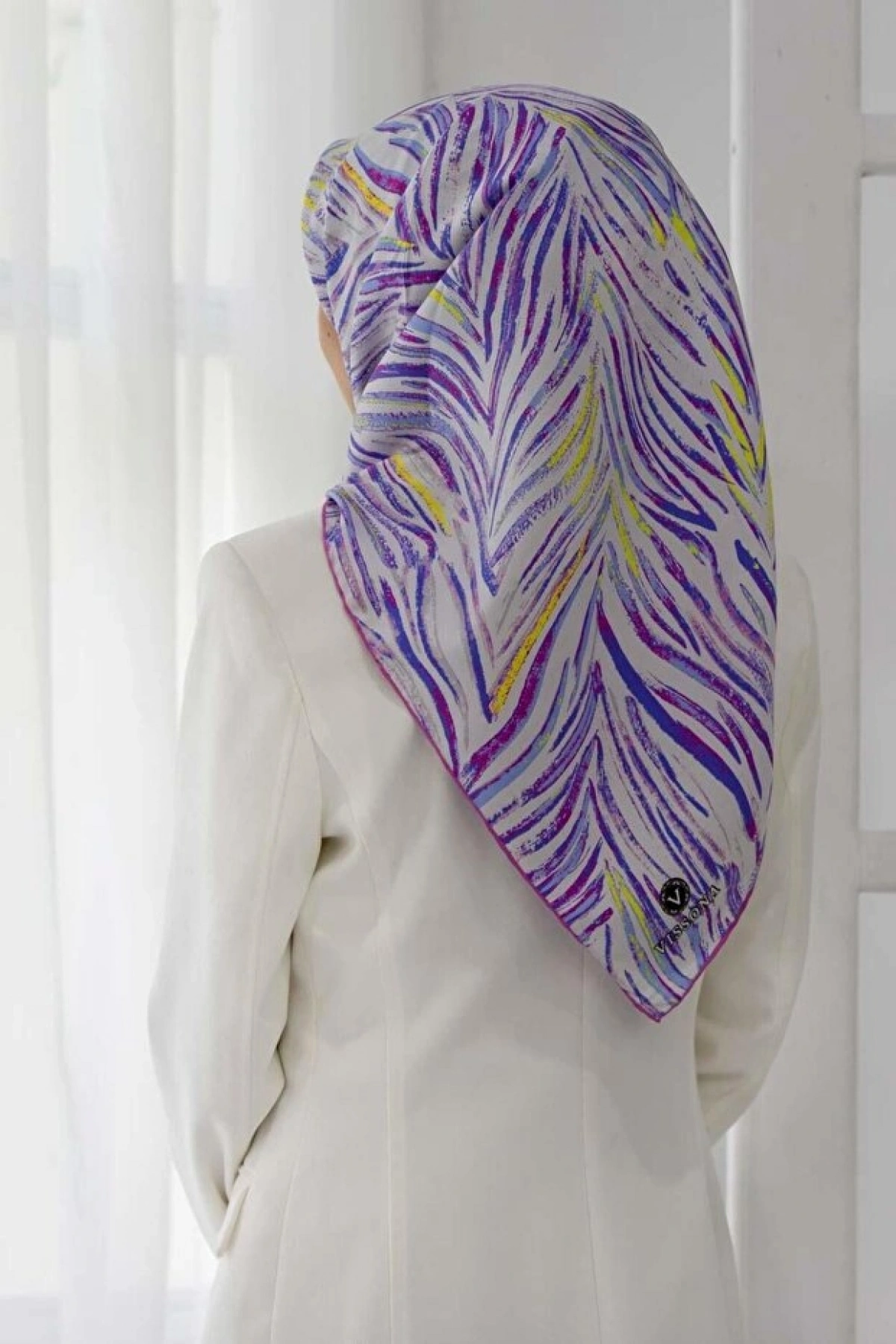 Vissona %100 Twill İpek Yaprak Desenli Pembe - Saks Renkli 90x90 Eşarp Dikim Şekli : El Dikişi