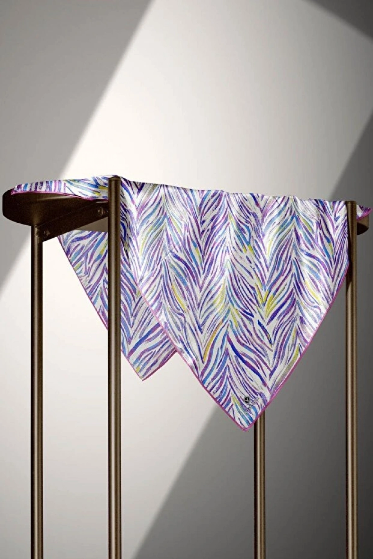 Vissona %100 Twill İpek Yaprak Desenli Pembe - Saks Renkli 90x90 Eşarp Dikim Şekli : El Dikişi