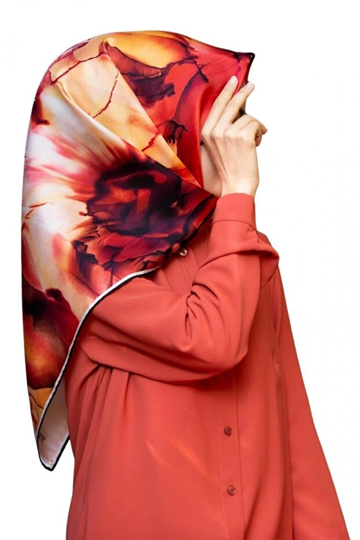 Vissona %100 Twill İpek Batik Çiçek Desenli Hardal - Kırmızı Renkli 90x90 Eşarp Kenar Dikiş Şekli El Dikişli