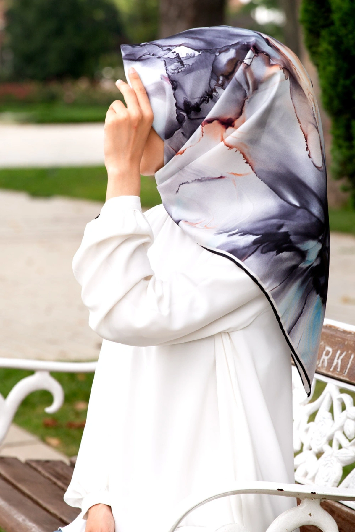 %100 Twill İpek Batik Çiçek Desenli Gri - Bebe Mavisi Renkli 90x90 Eşarp Kenar Dikiş Şekli El Dikişl