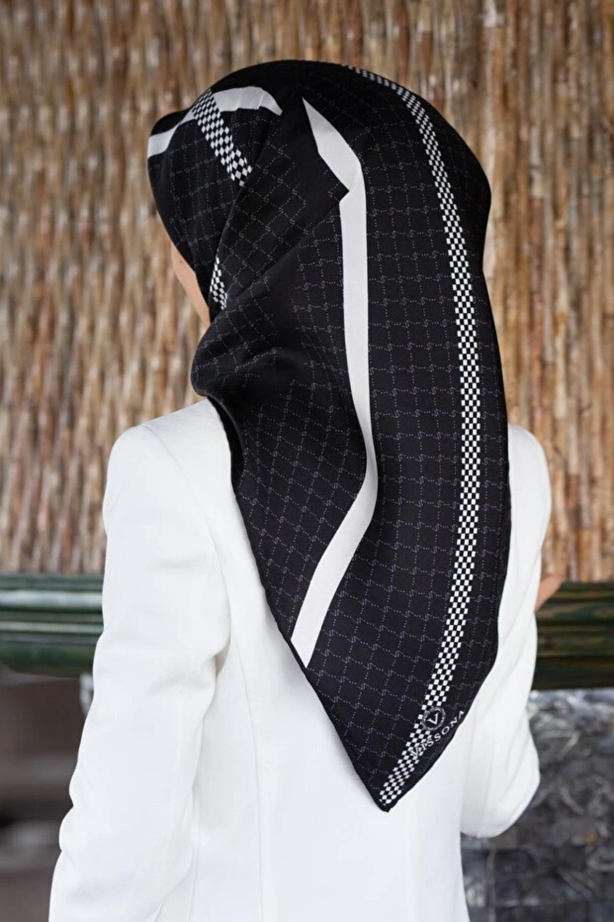 Vissona %100 Twill İpek Monogram Ve Şerit Desenli Siyah - Krem Renkli 90x90 Eşarp Dikim Şekli : El Dikişi