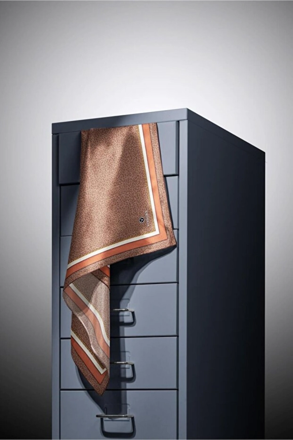 Vissona %100 Twill İpek Leopar Desenli Vizon Renkli 90x90 Eşarp Dikim Şekli : El Dikişi