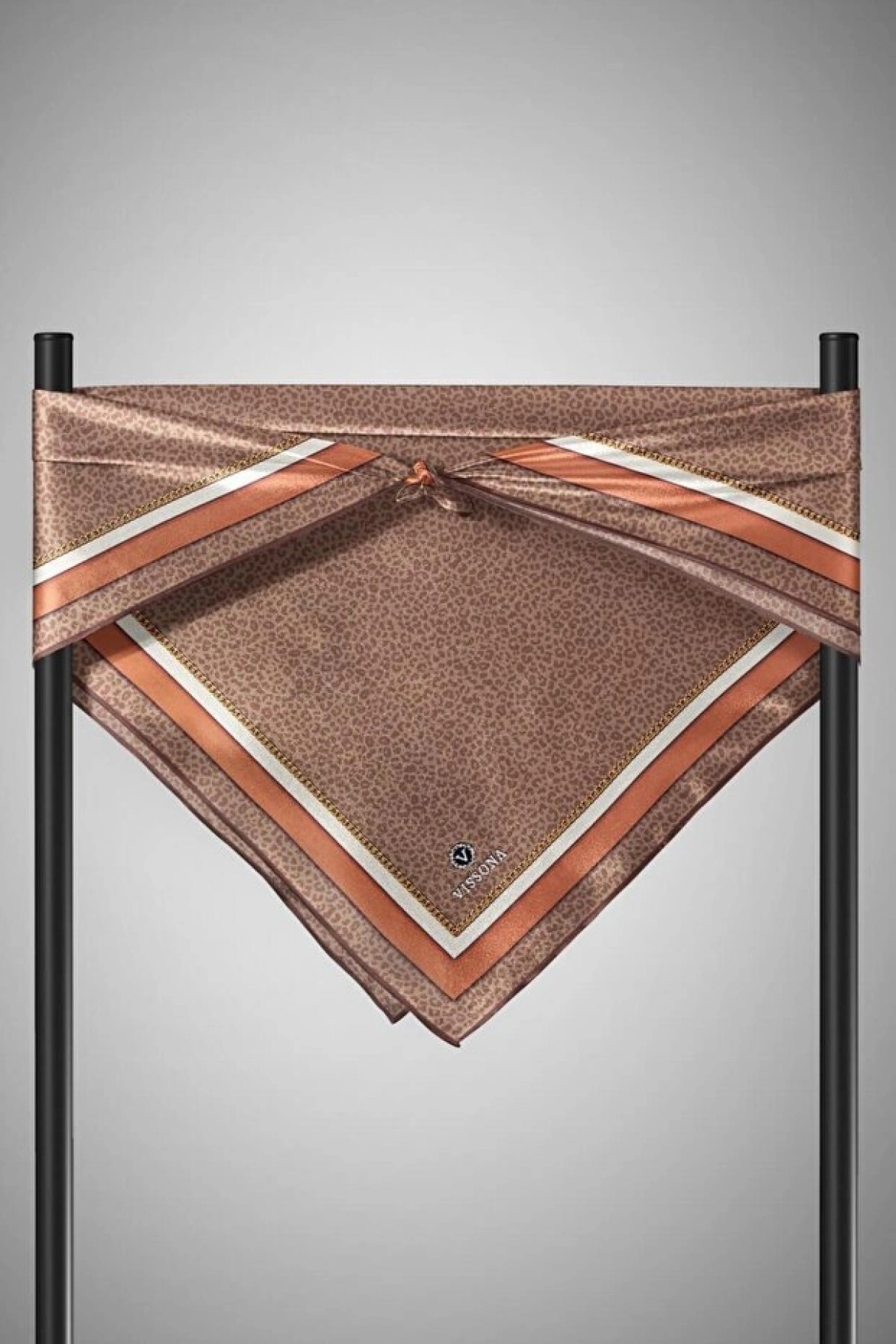 Vissona %100 Twill İpek Leopar Desenli Vizon Renkli 90x90 Eşarp Dikim Şekli : El Dikişi